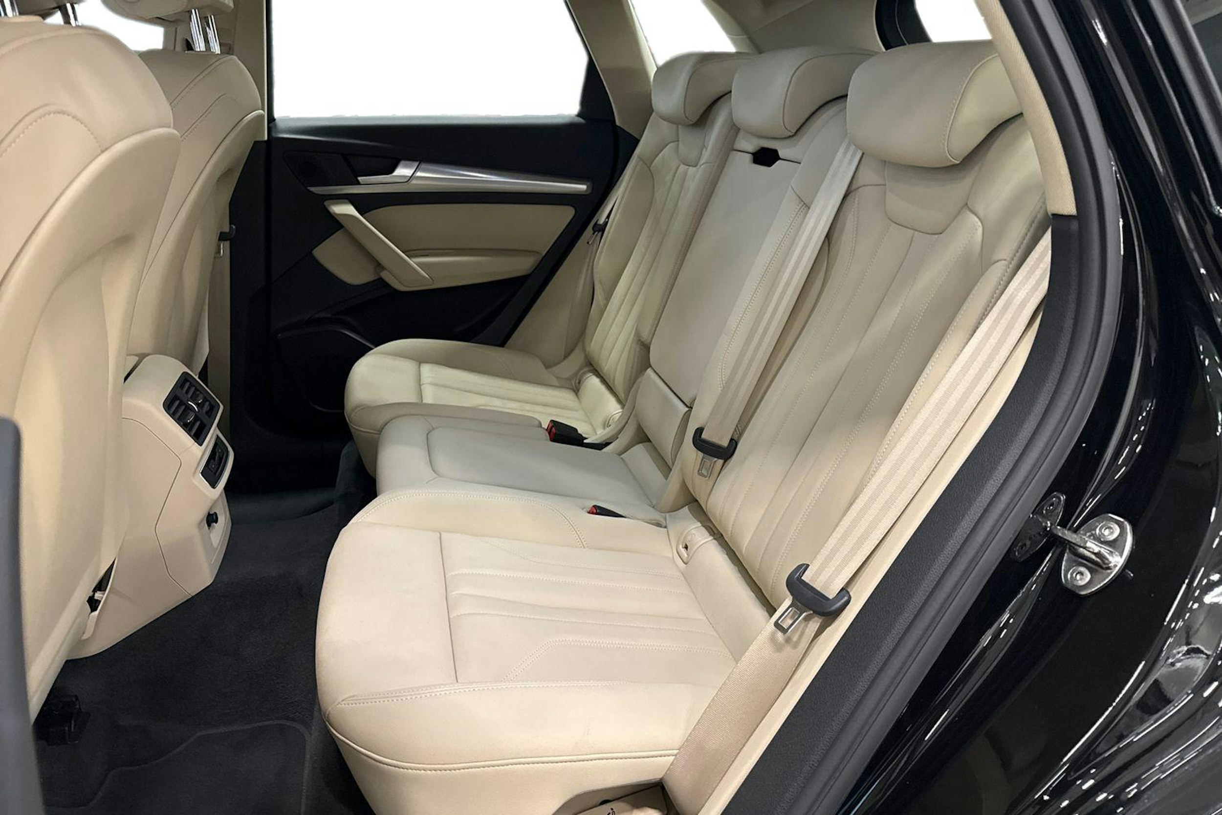musta Audi Q5 2022 kuva 10.