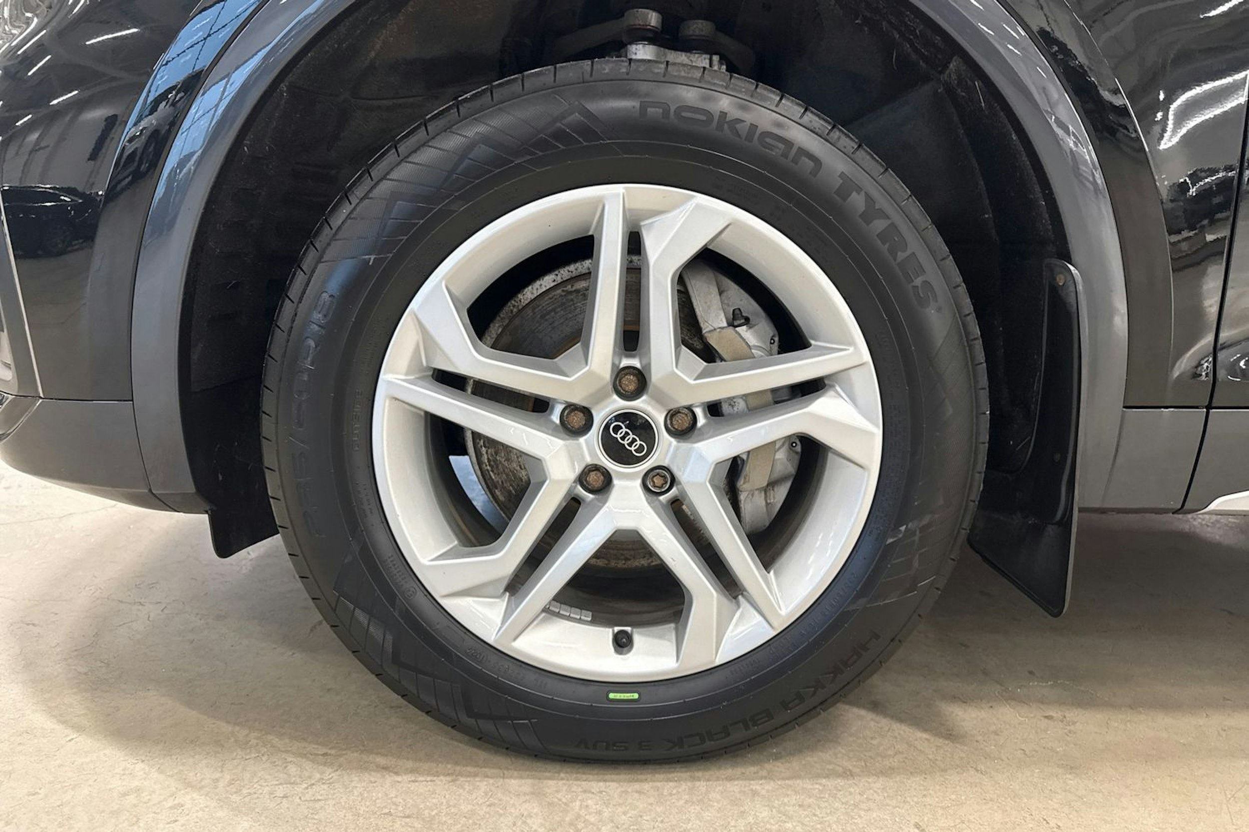 musta Audi Q5 2022 kuva 11.