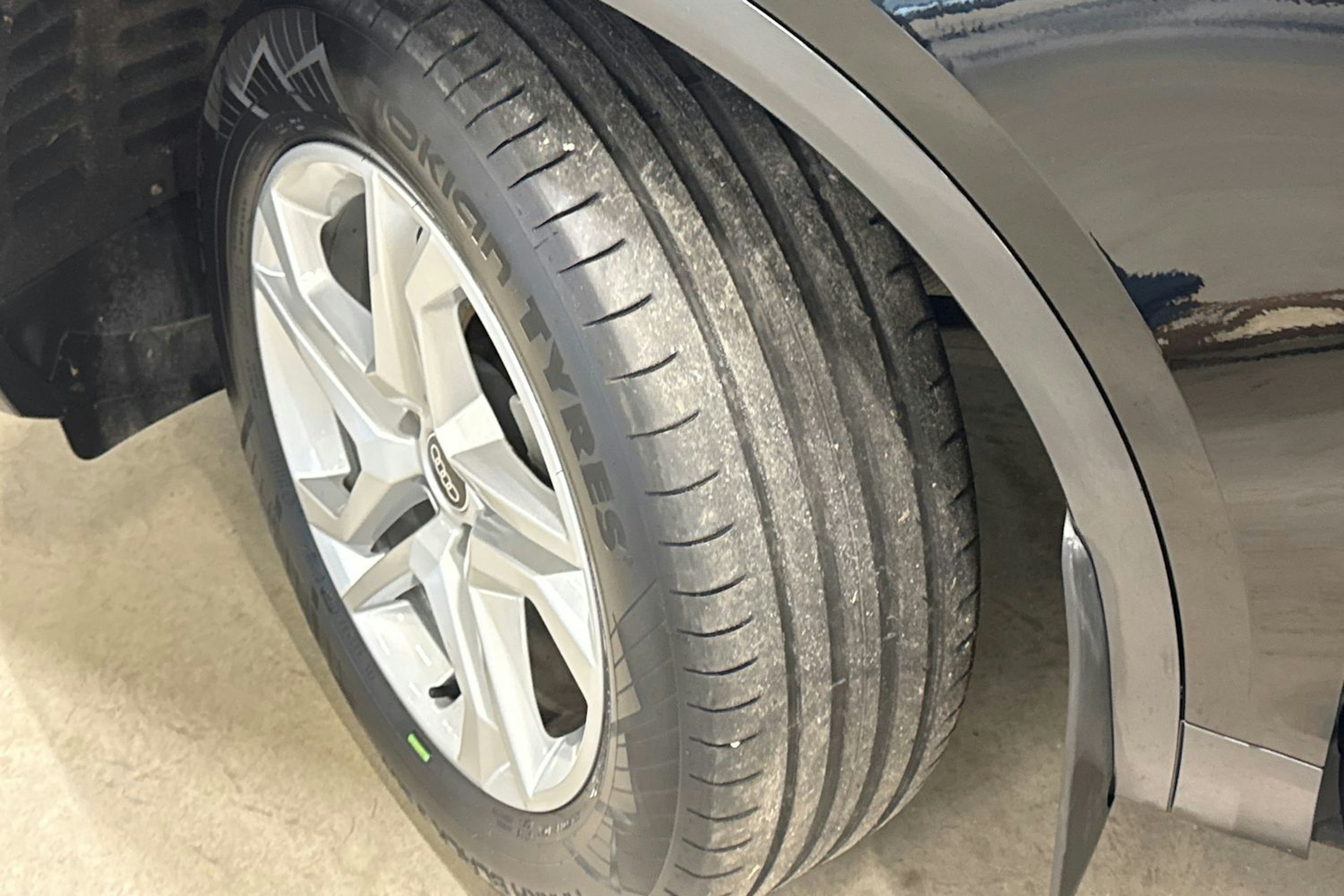 musta Audi Q5 2022 kuva 13.