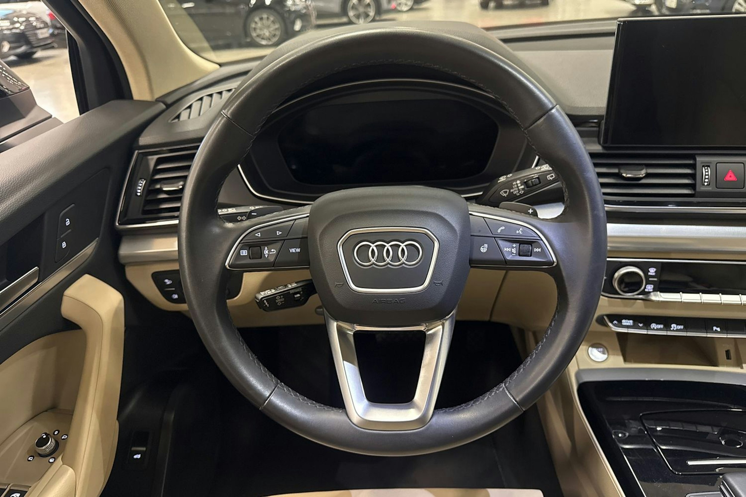 musta Audi Q5 2022 kuva 14.