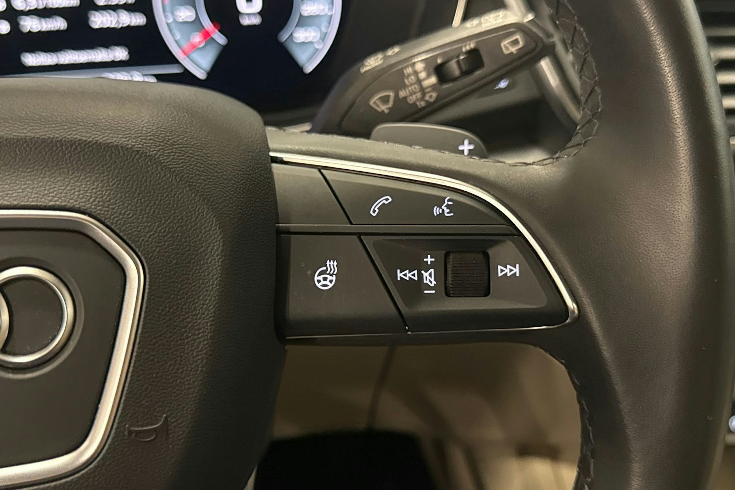 musta Audi Q5 2022 kuva 16.