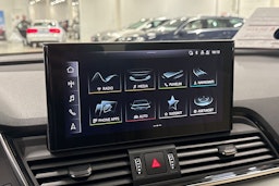 musta Audi Q5 2022 kuva 22.