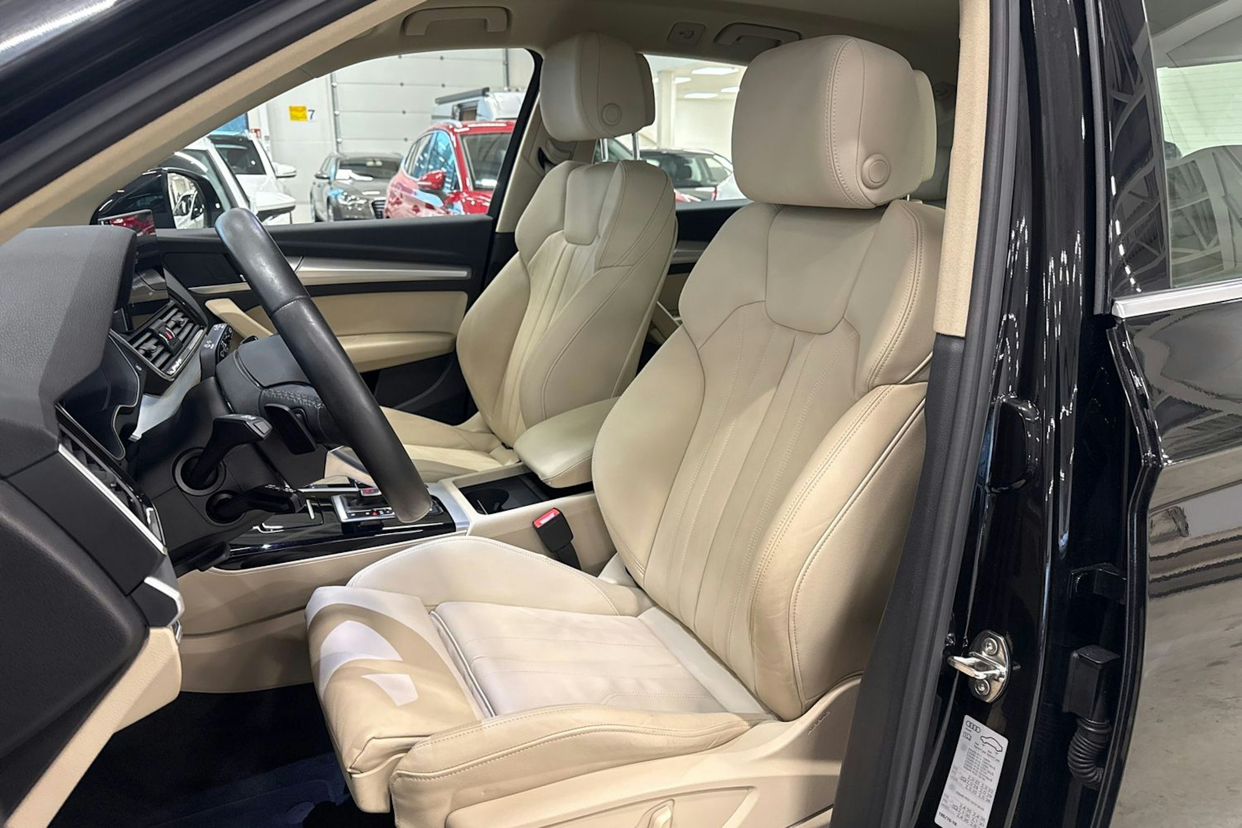 musta Audi Q5 2022 kuva 26.