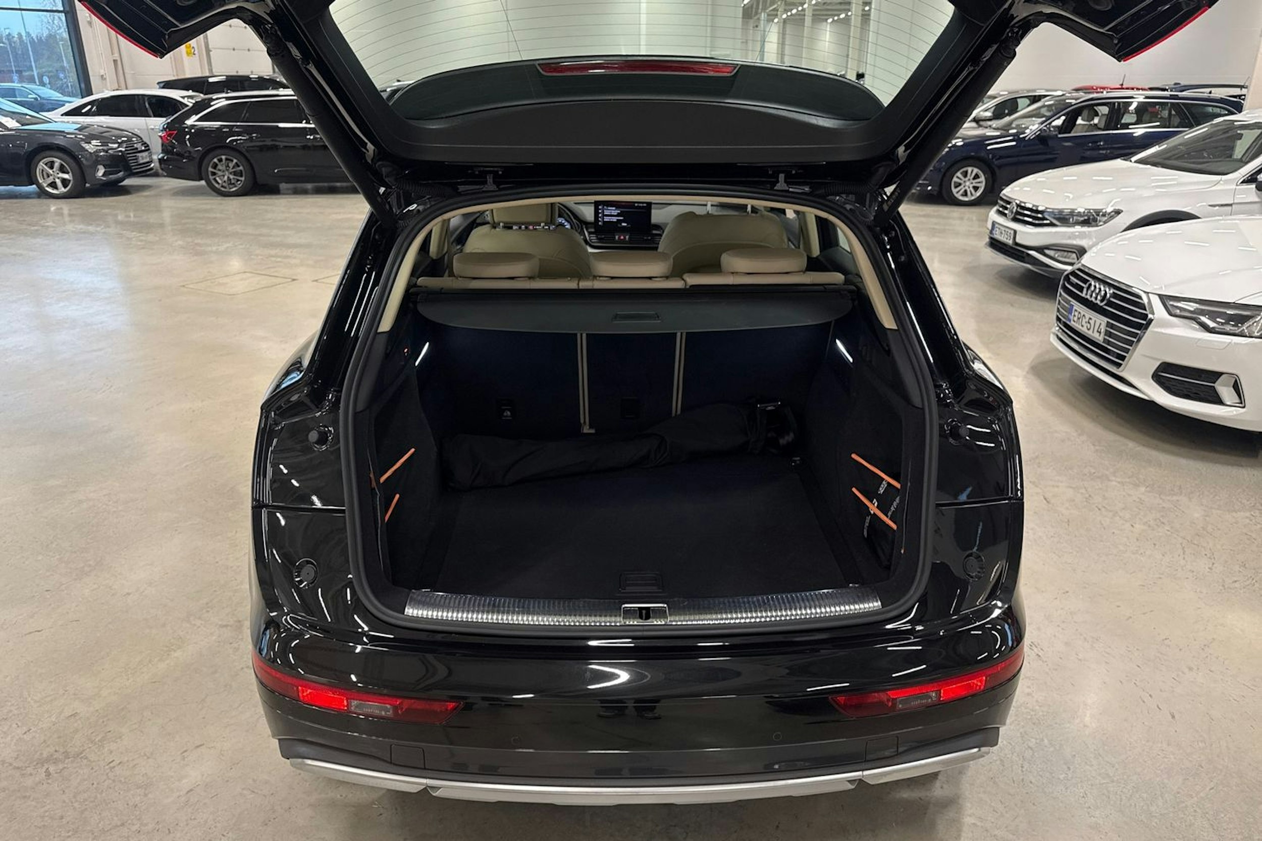musta Audi Q5 2022 kuva 28.