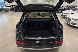 musta Audi Q5 2022 kuva 28.