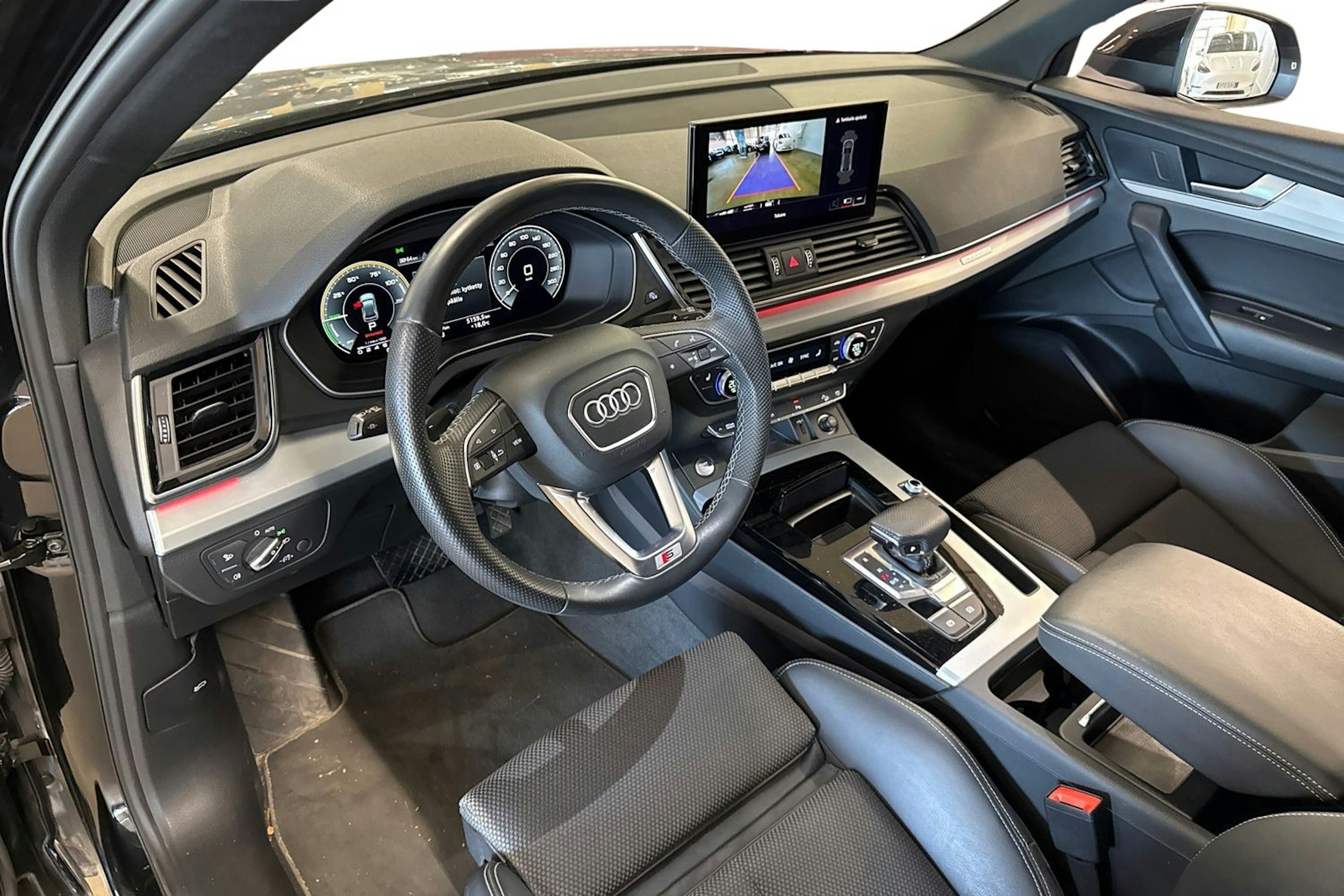 musta Audi Q5 2022 kuva 3.