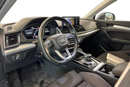 Harmaa Audi Q5 2022 kuva 3.