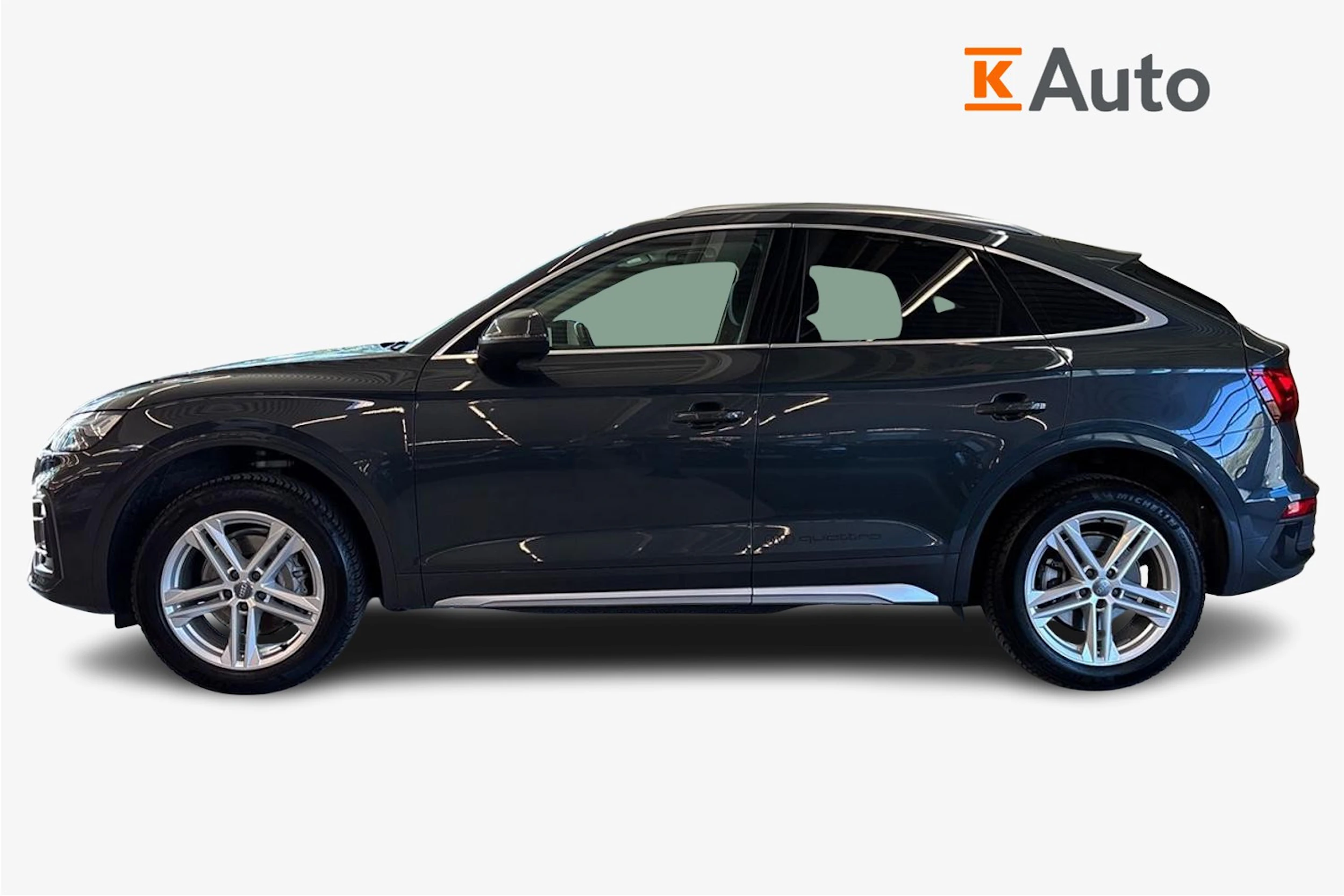 Harmaa Audi Q5 2022 kuva 5.