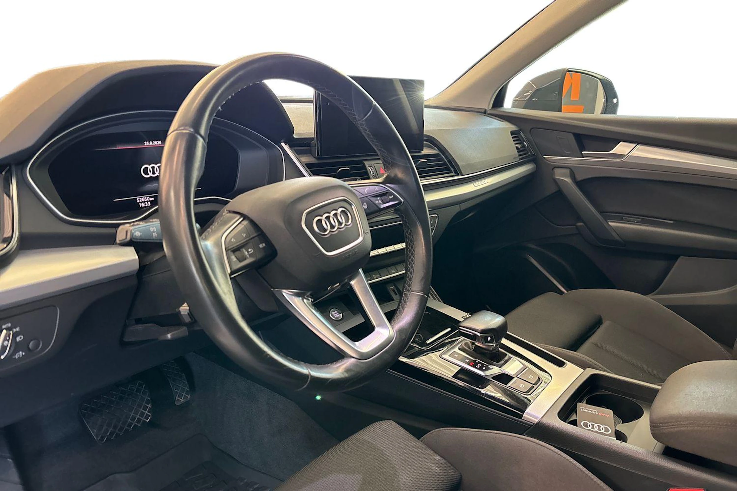 Harmaa Audi Q5 2022 kuva 6.