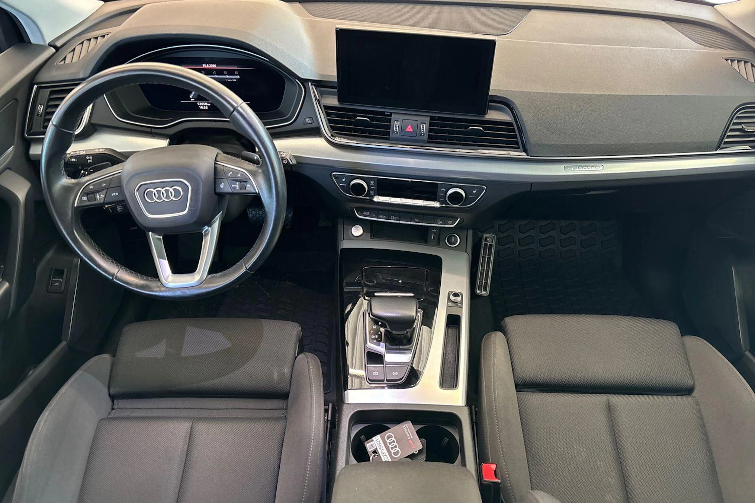 Harmaa Audi Q5 2022 kuva 7.