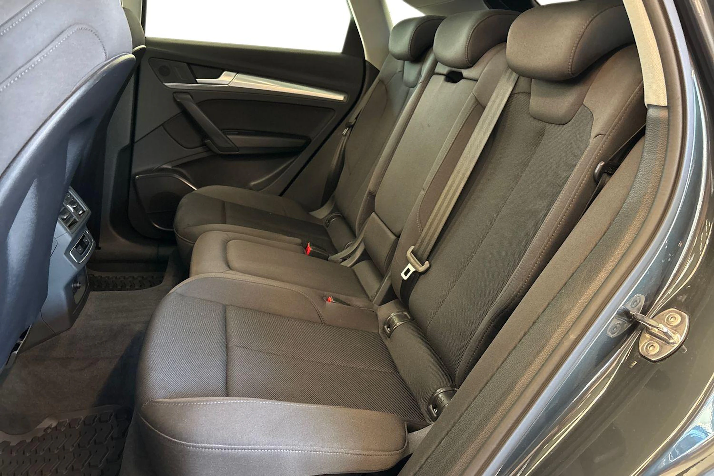 Harmaa Audi Q5 2022 kuva 8.