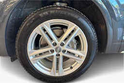Harmaa Audi Q5 2022 kuva 9.