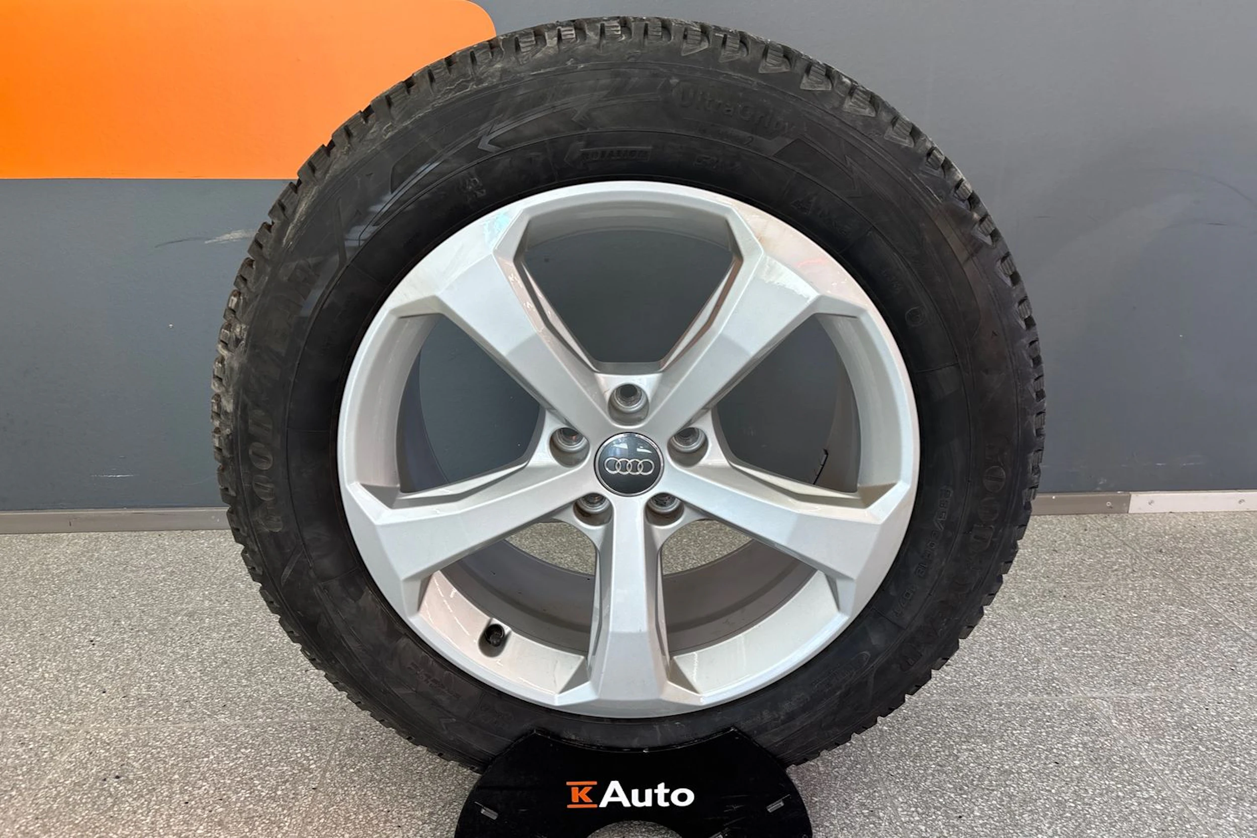 Harmaa Audi Q5 2022 kuva 10.