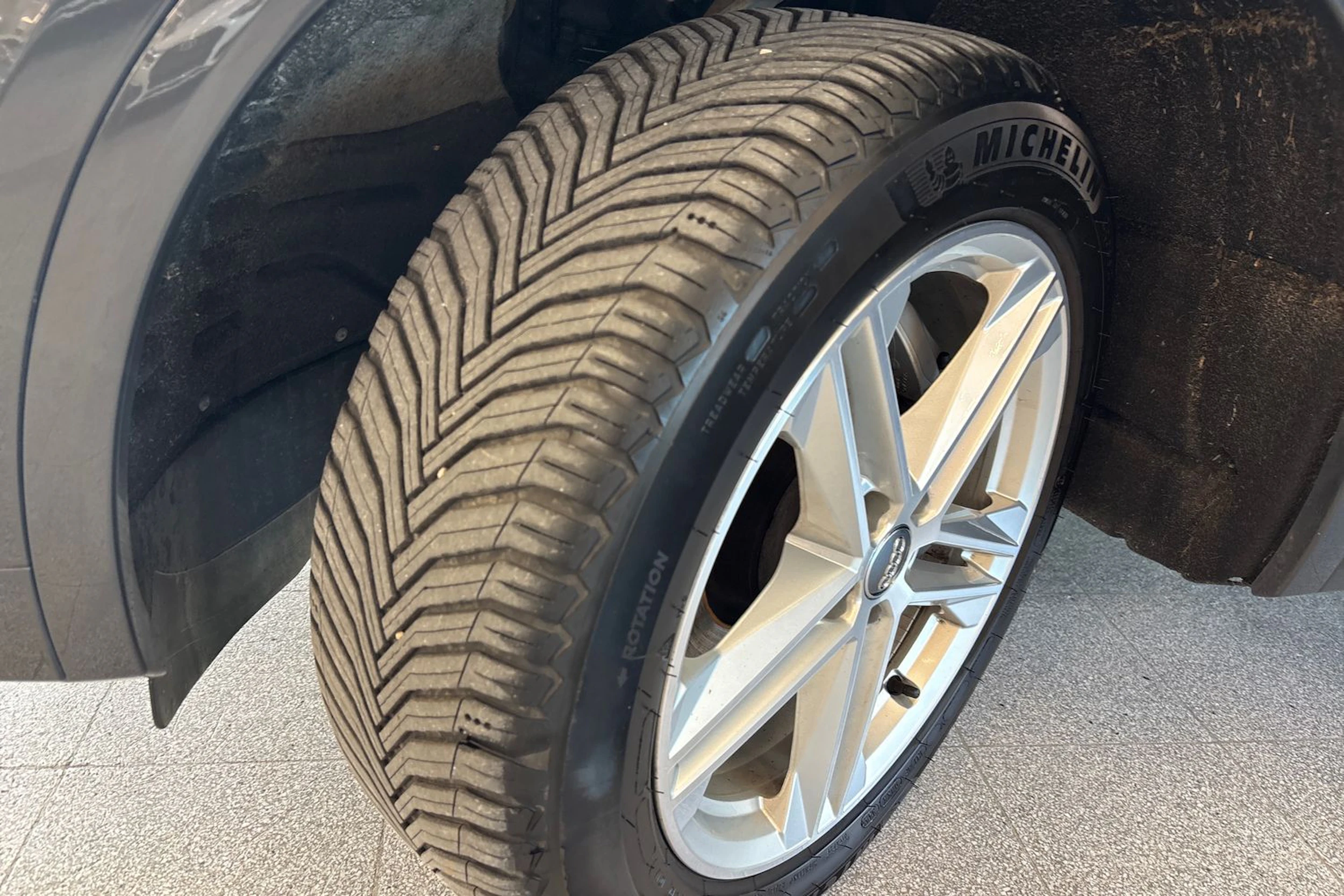 Harmaa Audi Q5 2022 kuva 11.