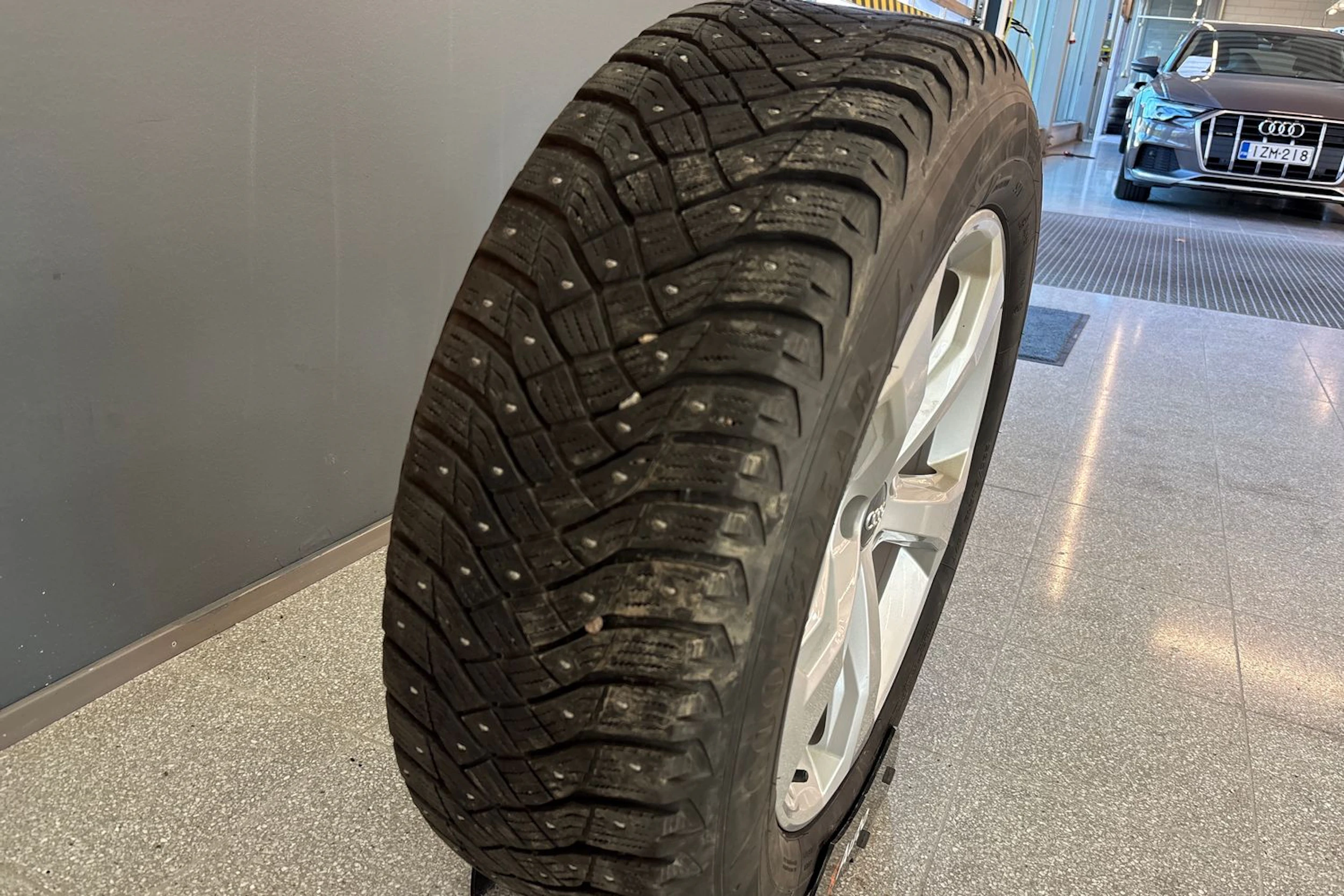 Harmaa Audi Q5 2022 kuva 12.