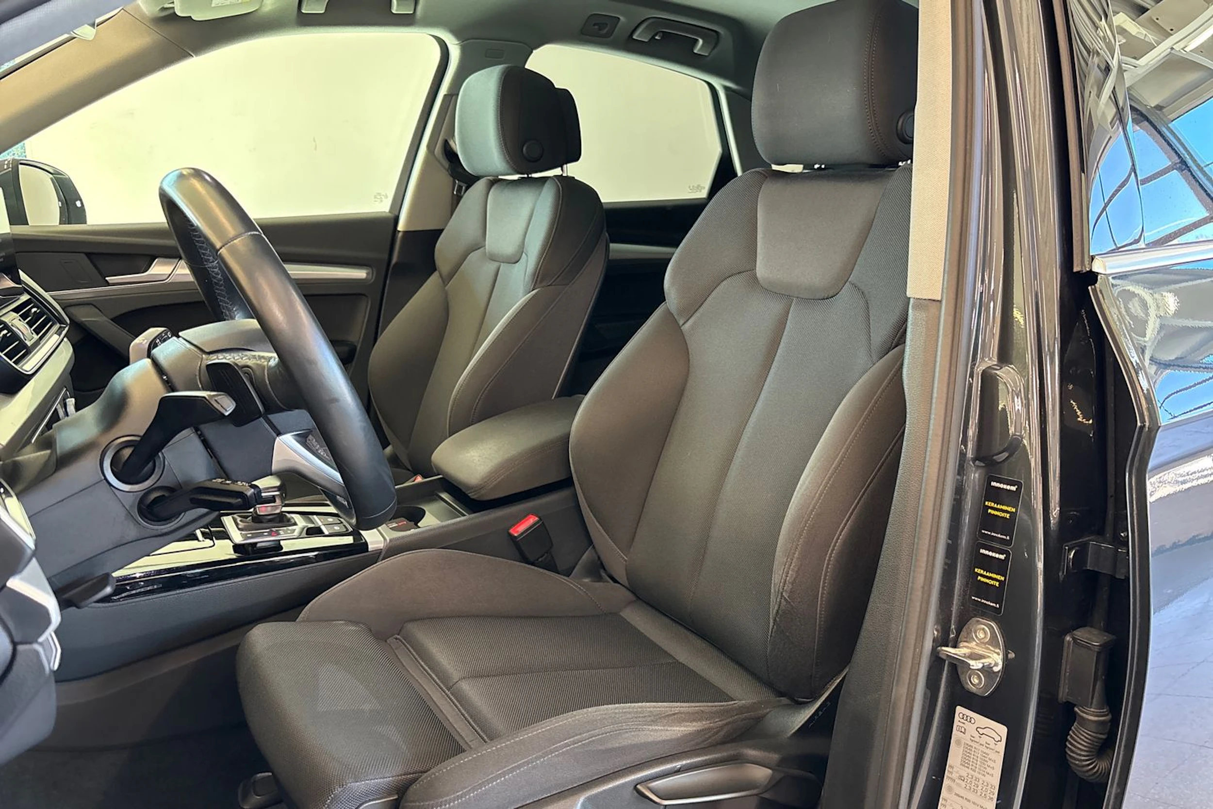 Harmaa Audi Q5 2022 kuva 13.