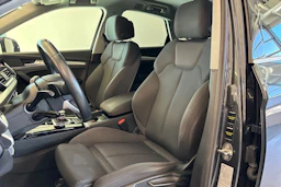 Harmaa Audi Q5 2022 kuva 13.