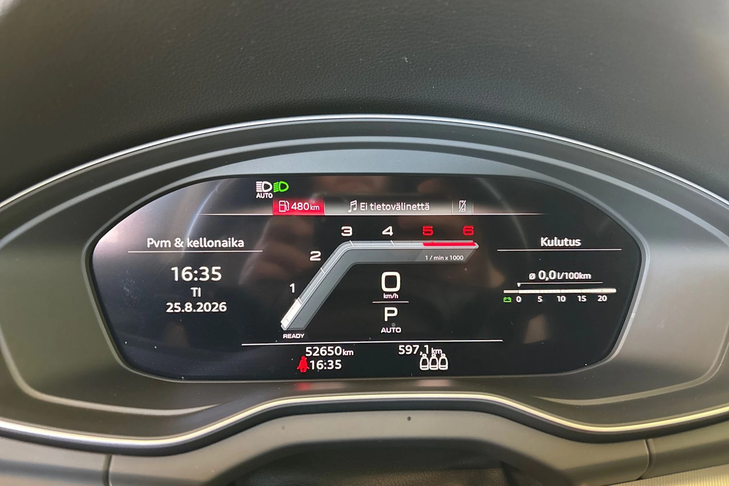 Harmaa Audi Q5 2022 kuva 14.