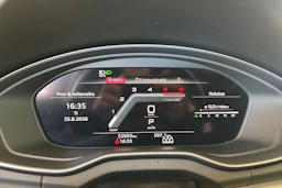Harmaa Audi Q5 2022 kuva 14.