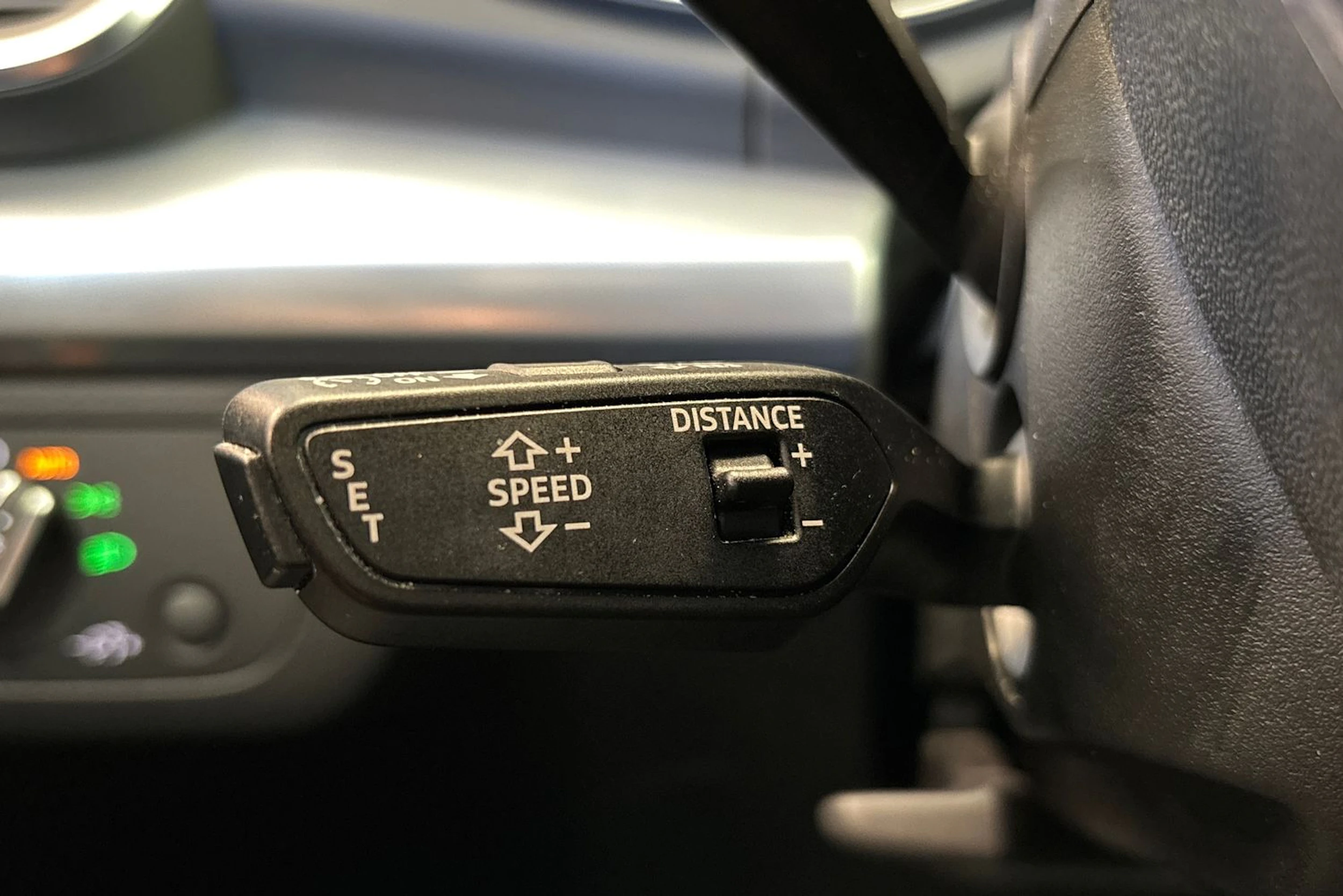 Harmaa Audi Q5 2022 kuva 17.