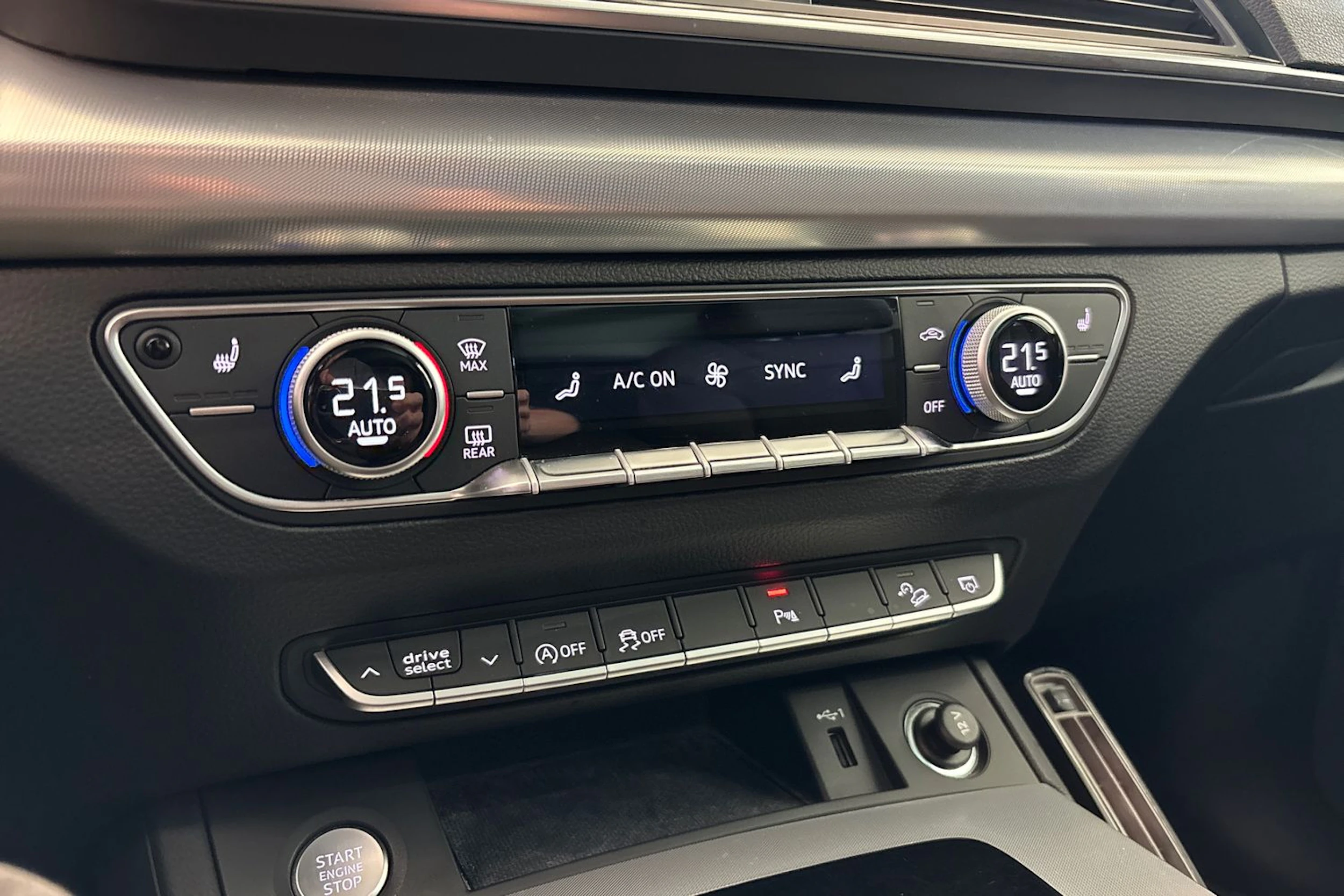 Harmaa Audi Q5 2022 kuva 21.
