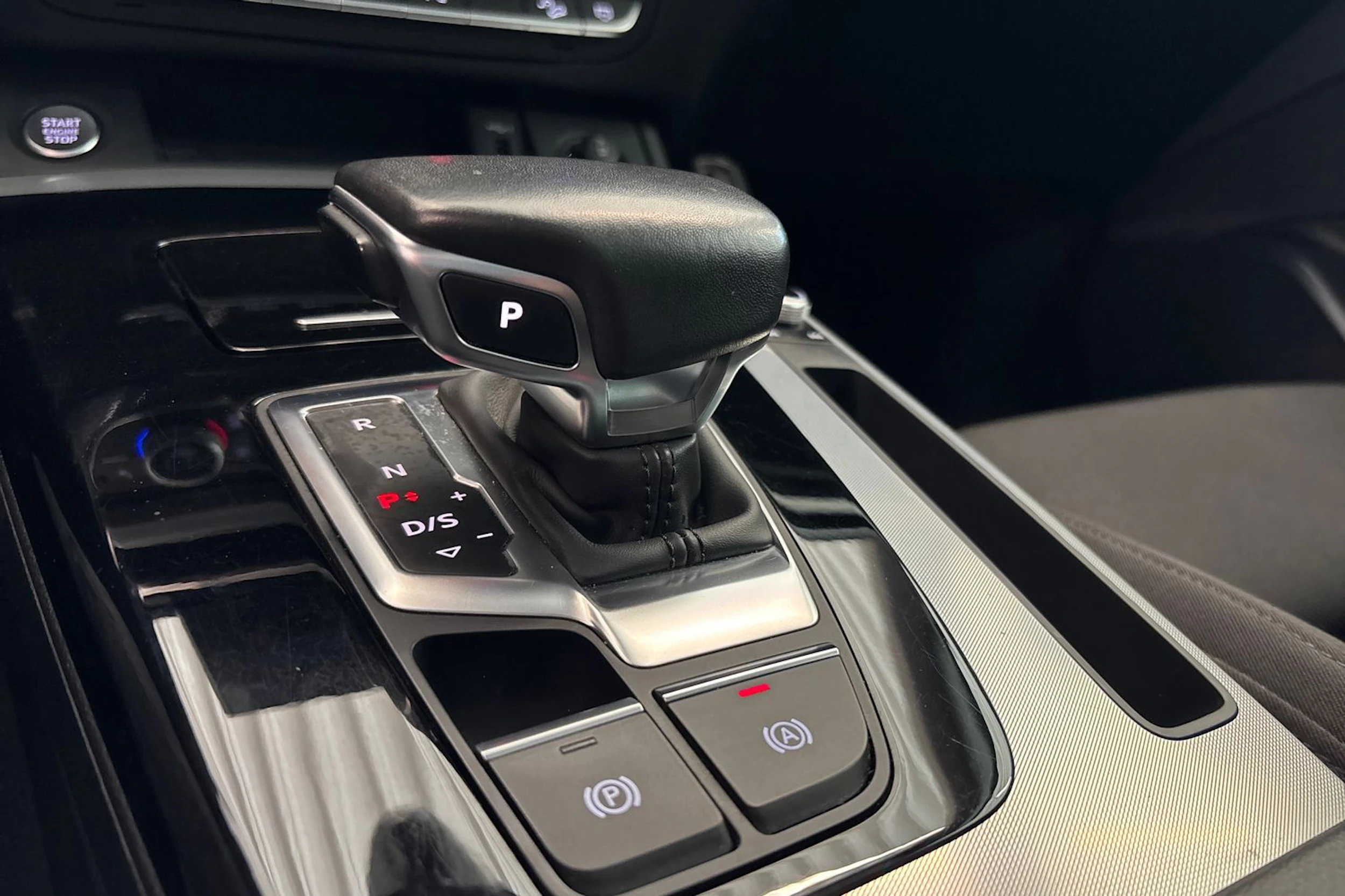 Harmaa Audi Q5 2022 kuva 23.