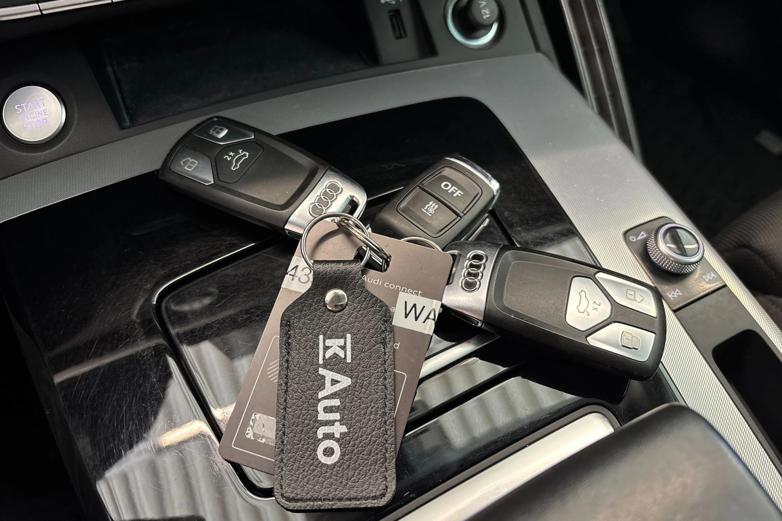 Harmaa Audi Q5 2022 kuva 24.