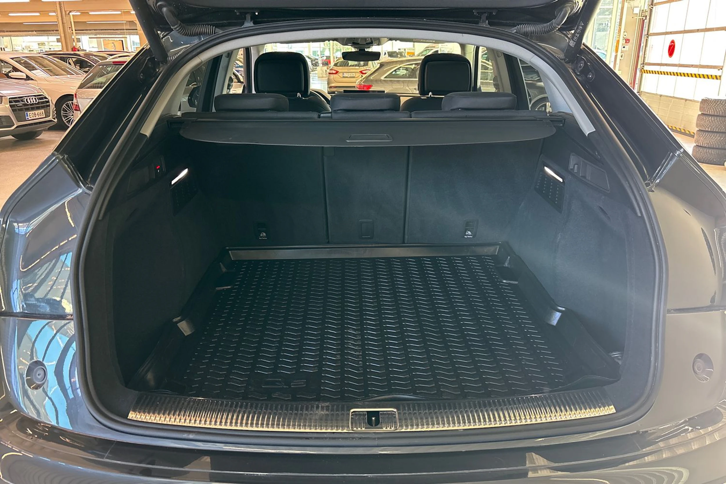 Harmaa Audi Q5 2022 kuva 25.