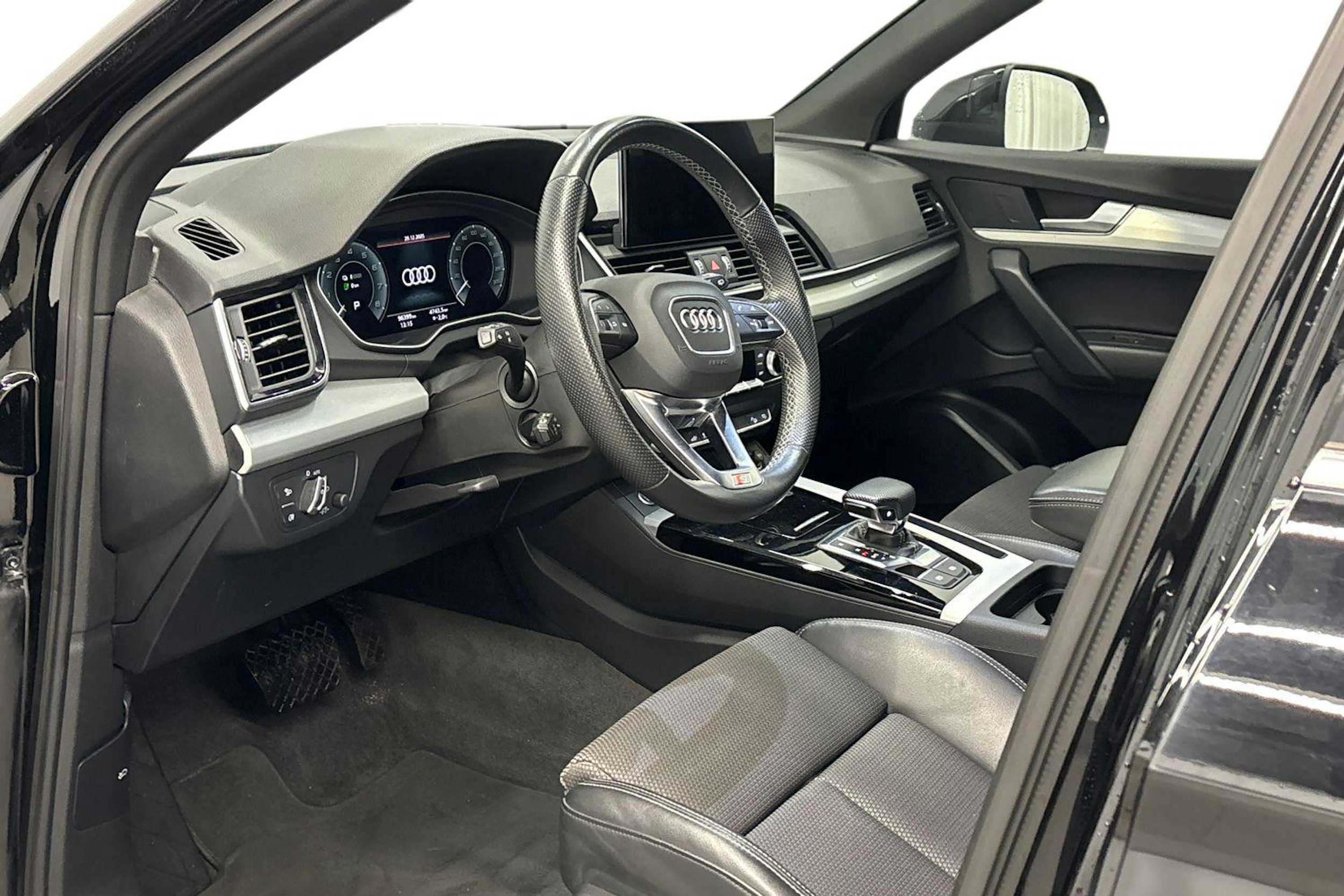 musta Audi Q5 2022 kuva 7.