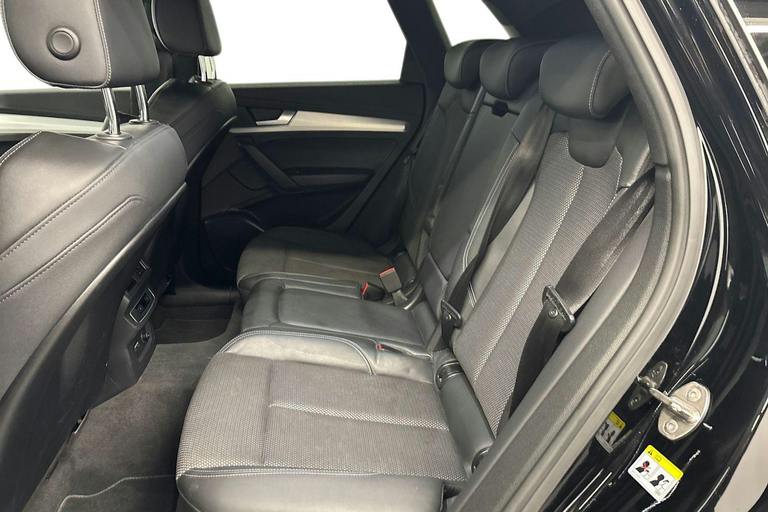 musta Audi Q5 2022 kuva 10.