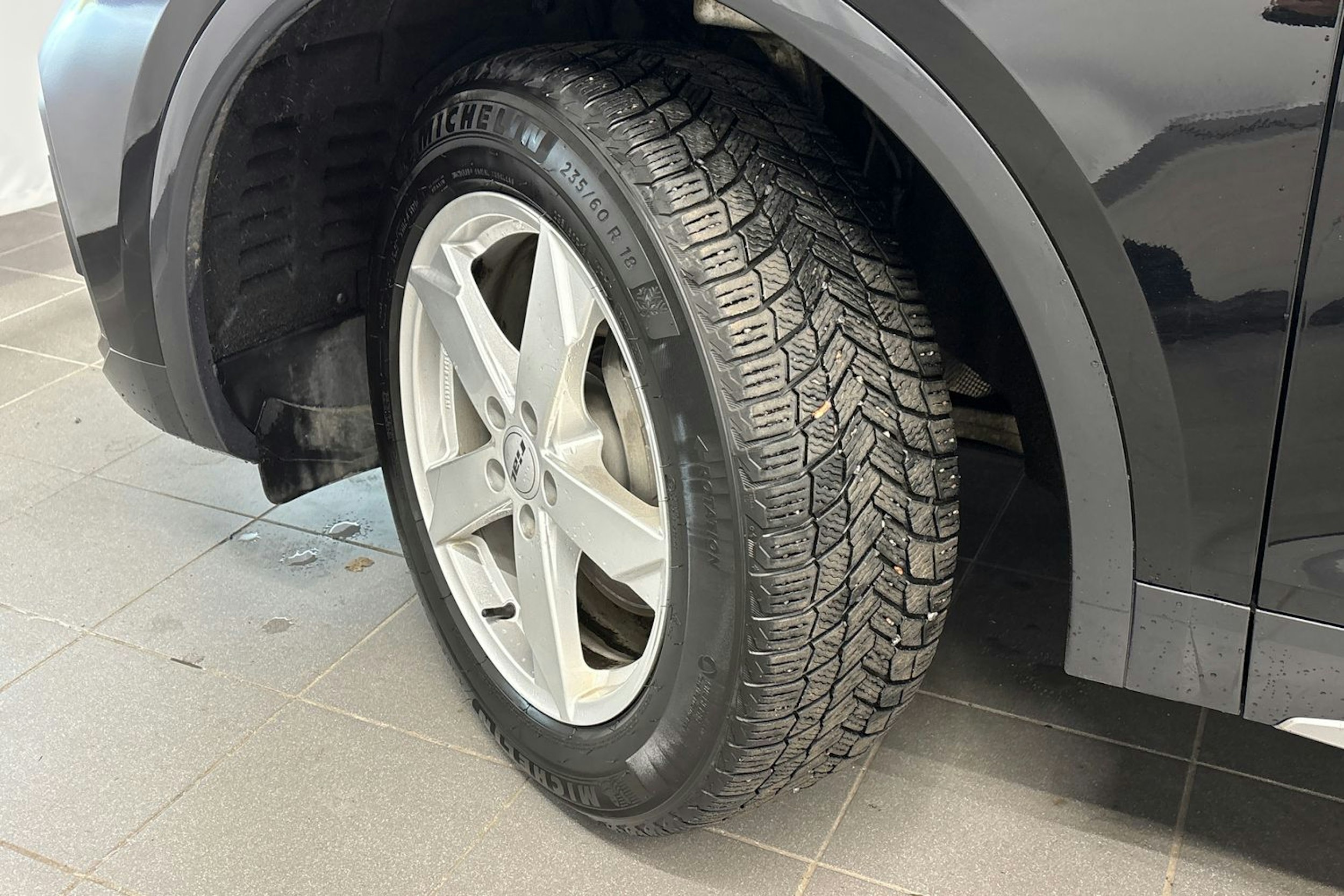 musta Audi Q5 2022 kuva 13.