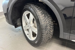 musta Audi Q5 2022 kuva 13.