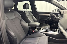 musta Audi Q5 2022 kuva 14.