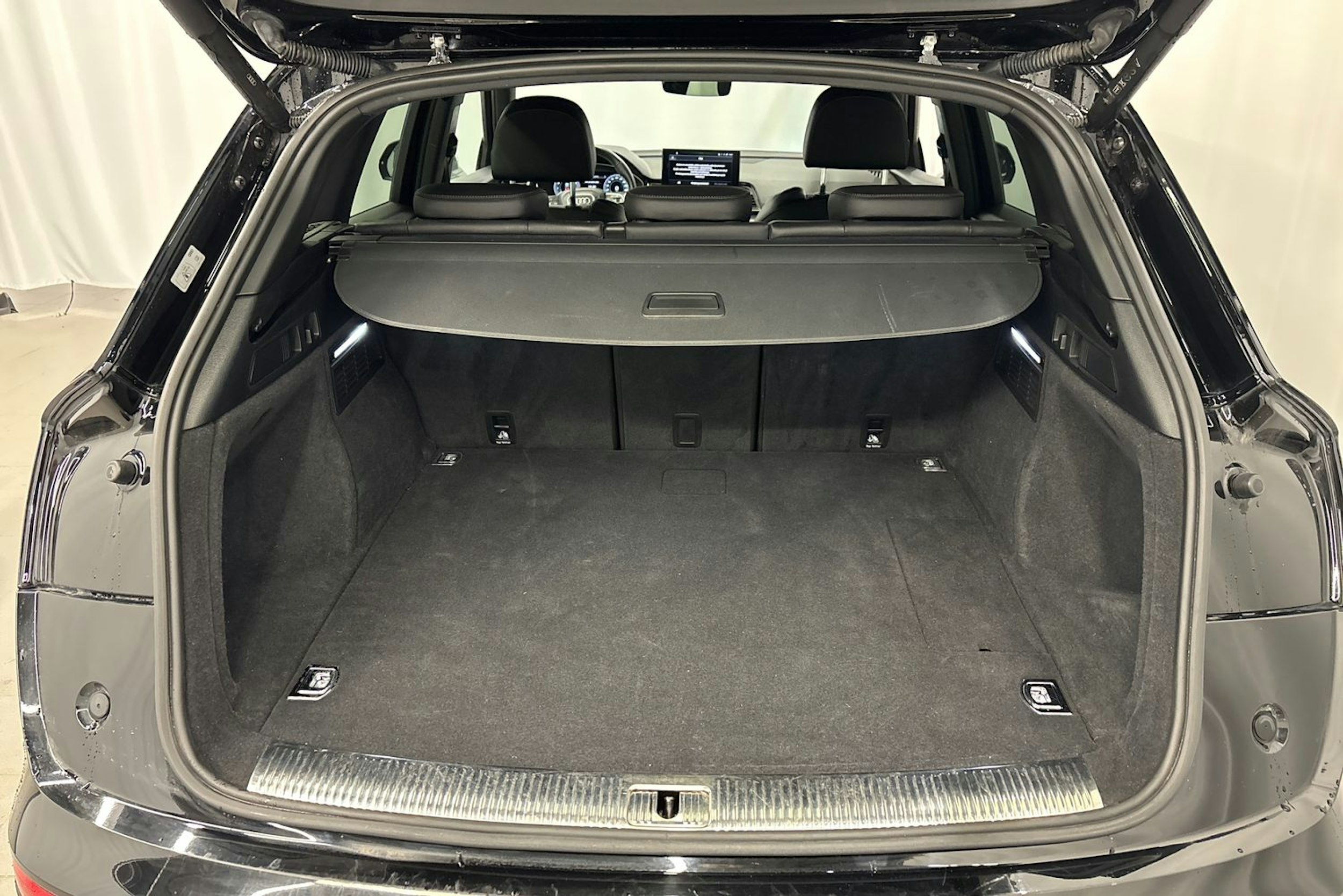 musta Audi Q5 2022 kuva 15.