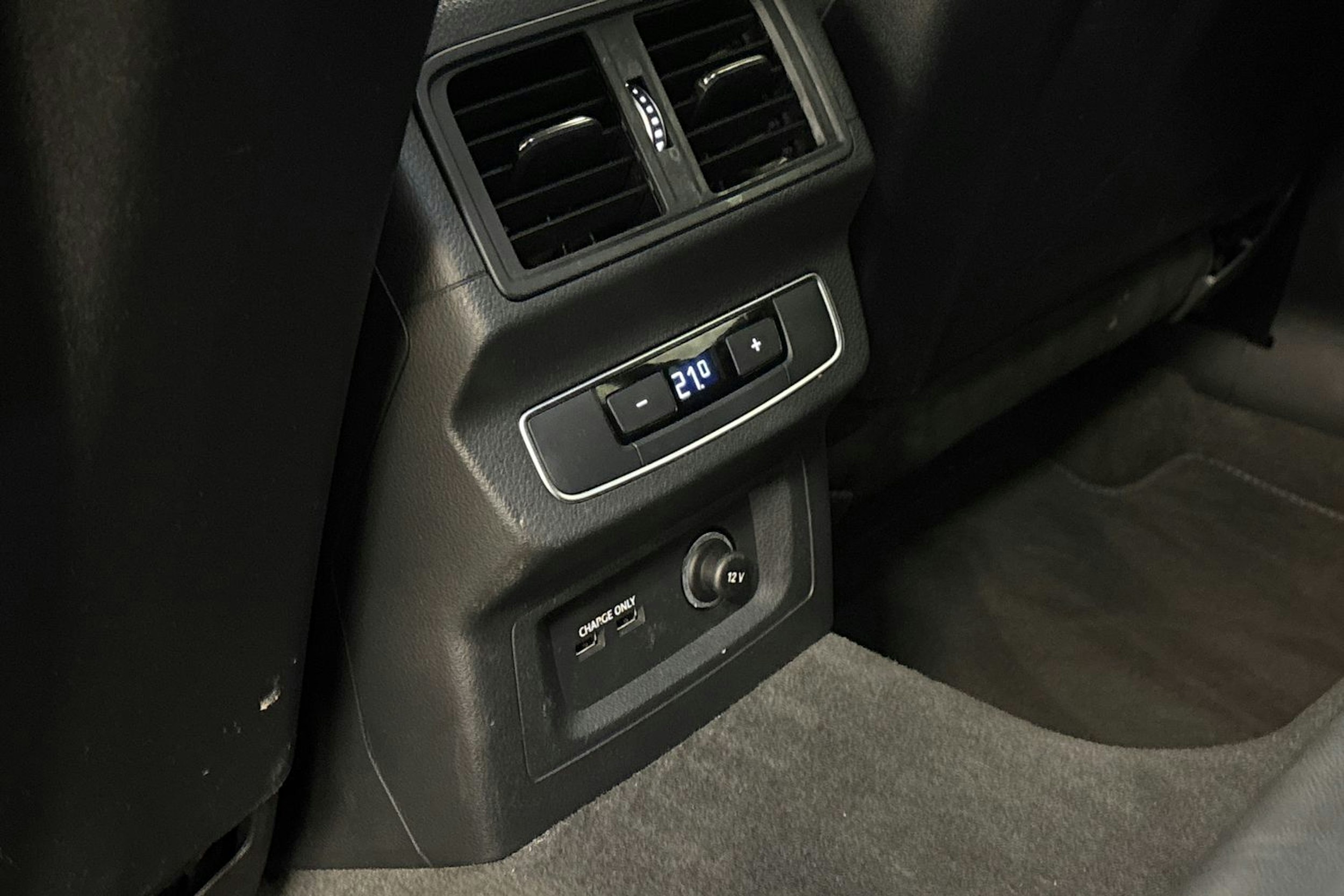 musta Audi Q5 2022 kuva 17.