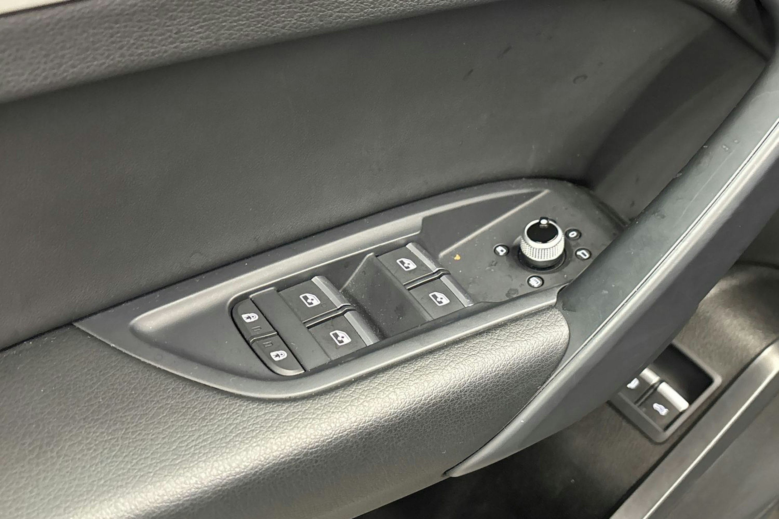 musta Audi Q5 2022 kuva 18.