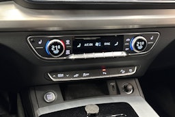 musta Audi Q5 2022 kuva 26.