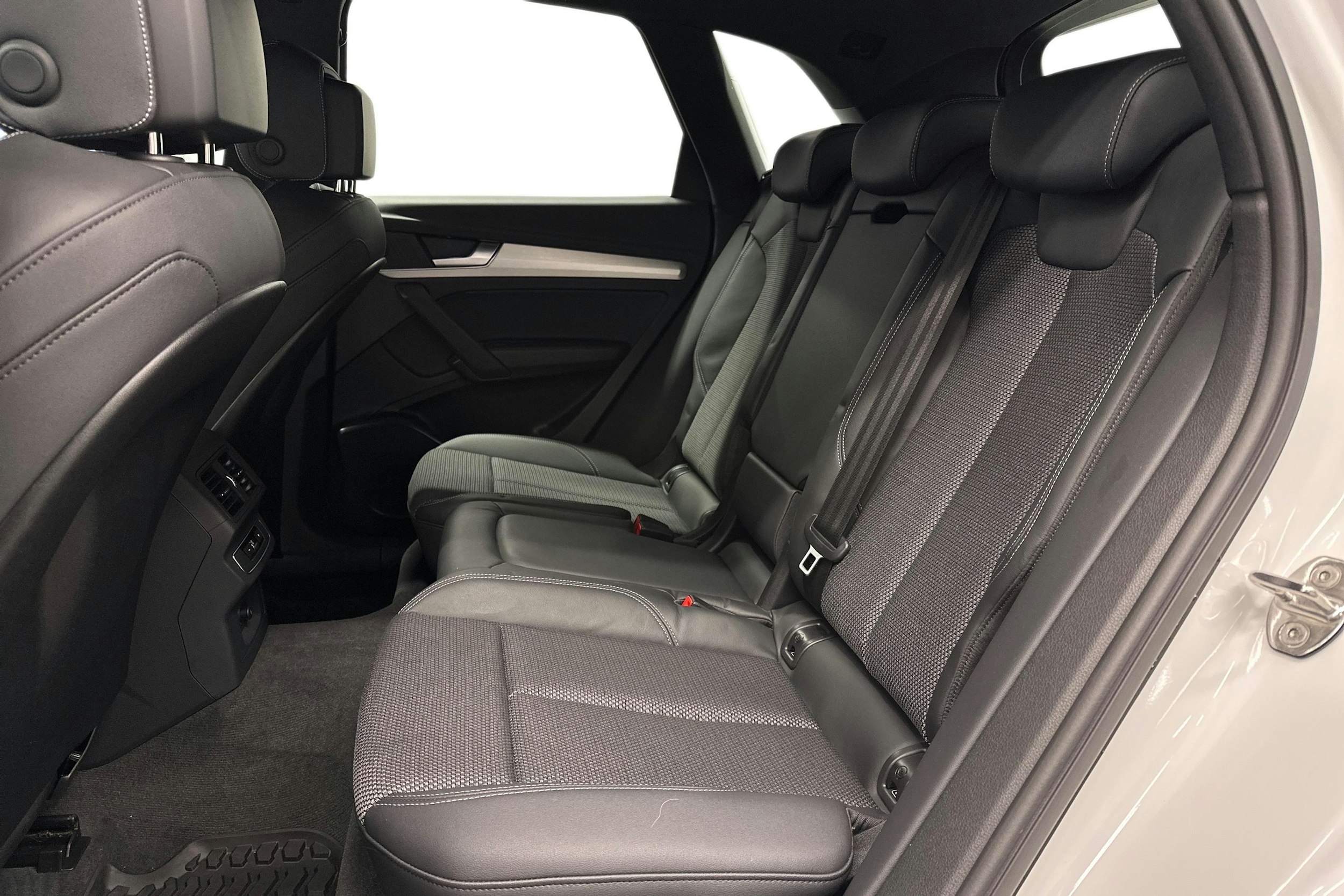 valkoinen Audi Q5 2023 kuva 10.