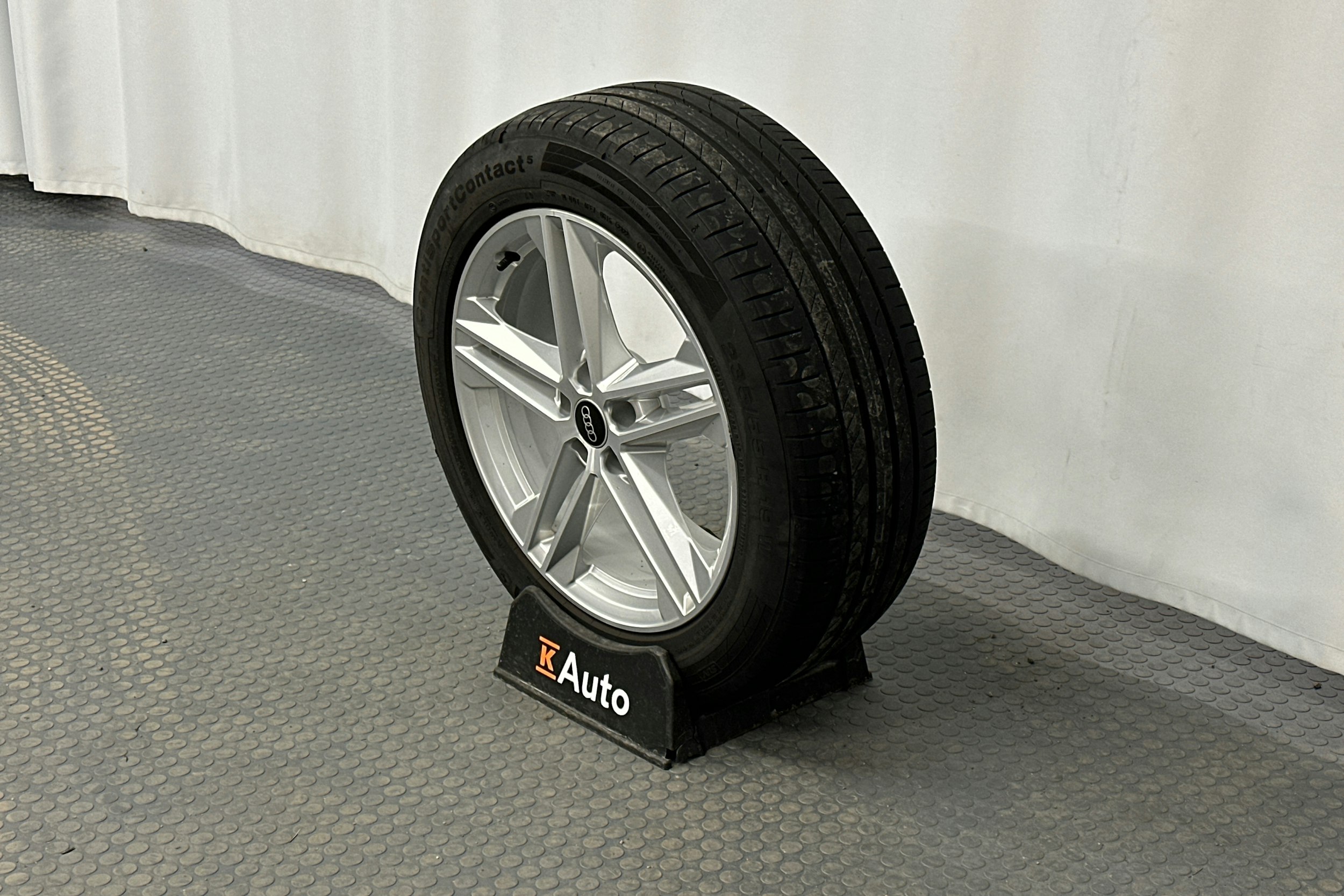 valkoinen Audi Q5 2023 kuva 13.