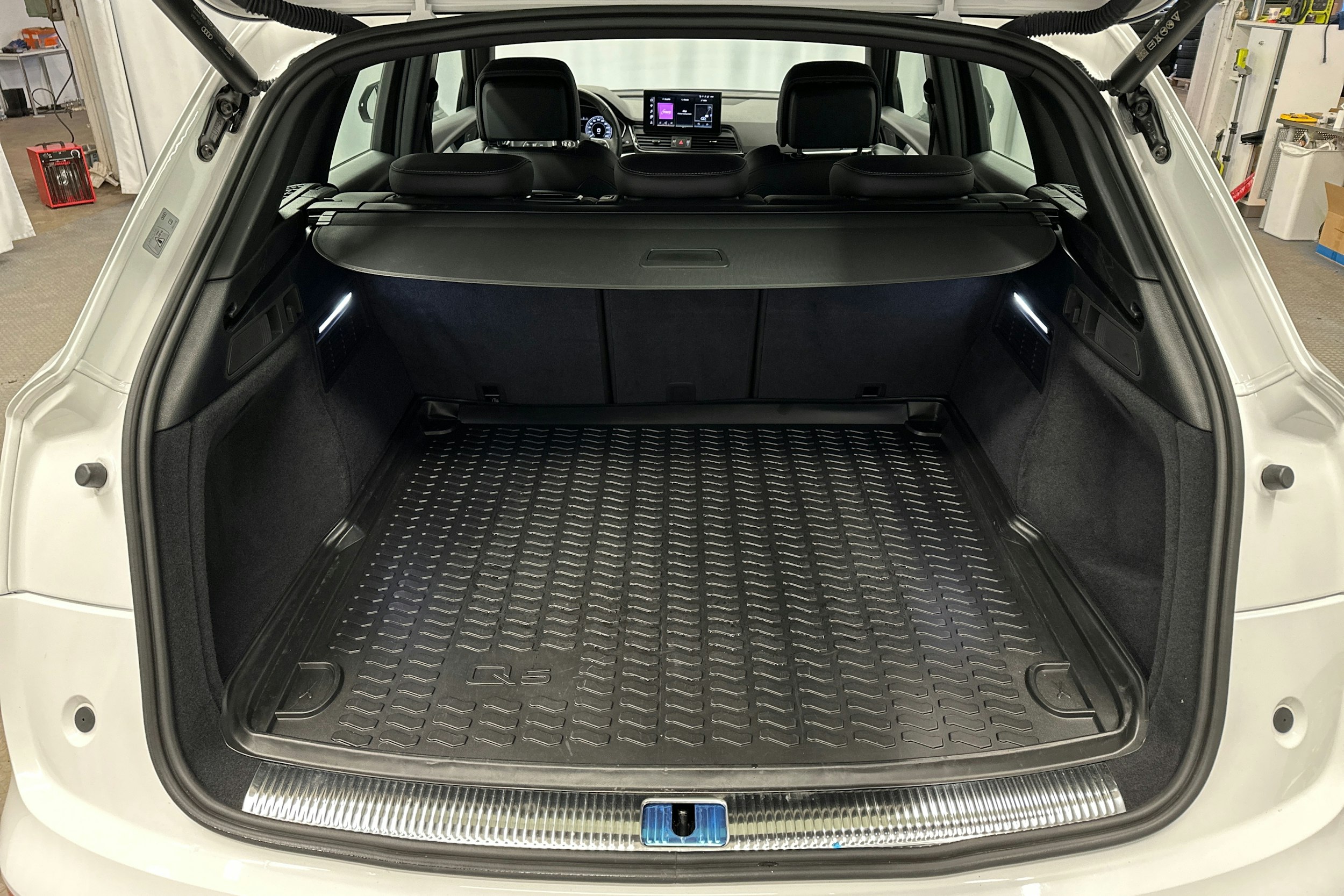 valkoinen Audi Q5 2023 kuva 14.