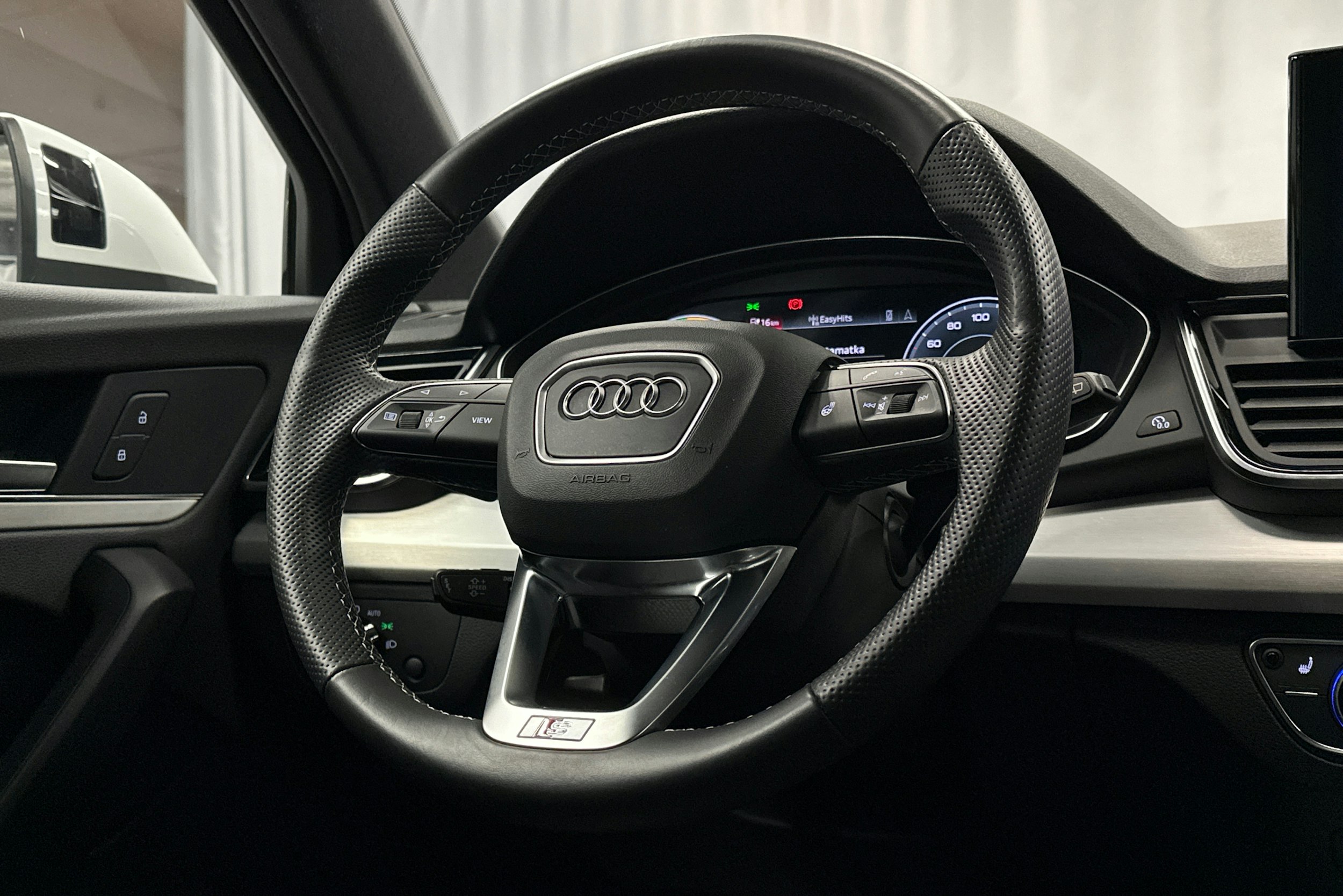 valkoinen Audi Q5 2023 kuva 17.