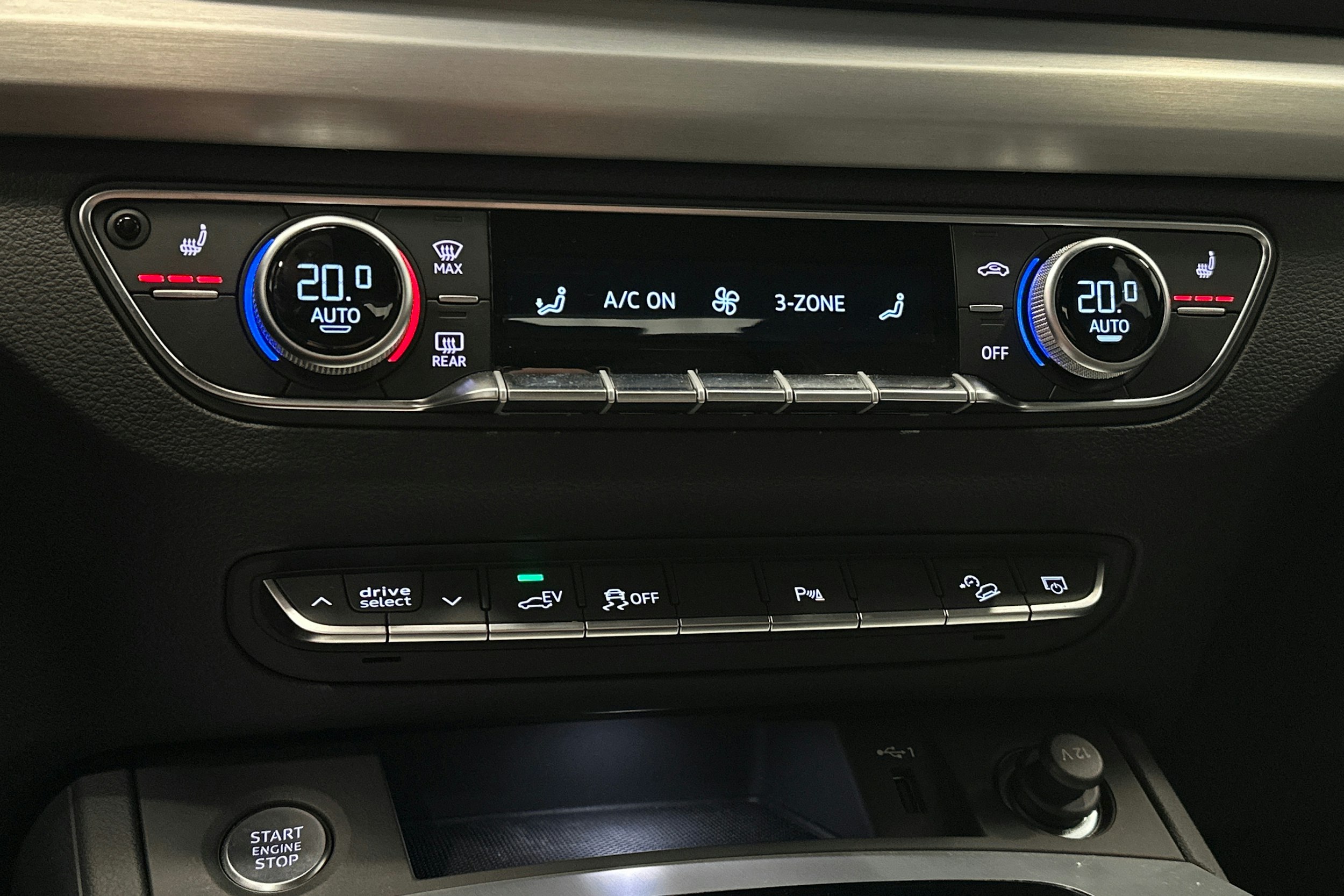 valkoinen Audi Q5 2023 kuva 24.