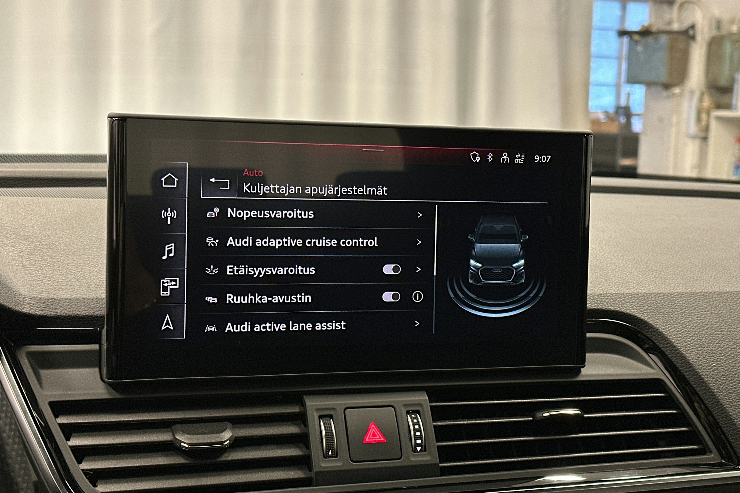 valkoinen Audi Q5 2023 kuva 28.