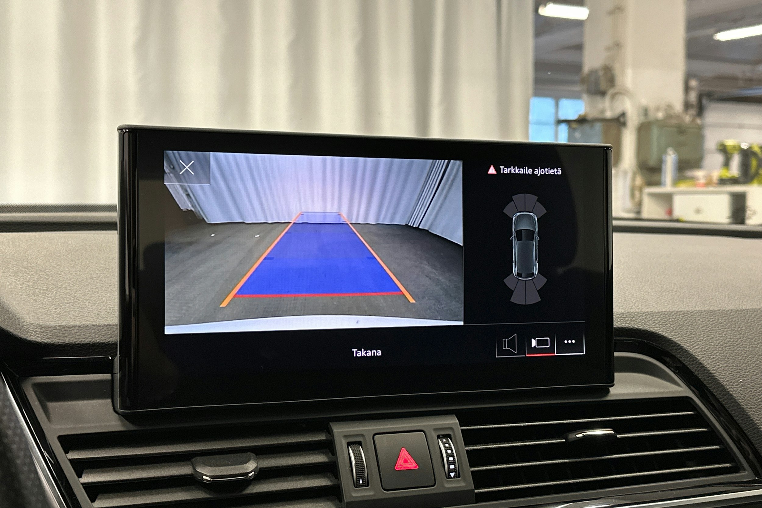 valkoinen Audi Q5 2023 kuva 32.