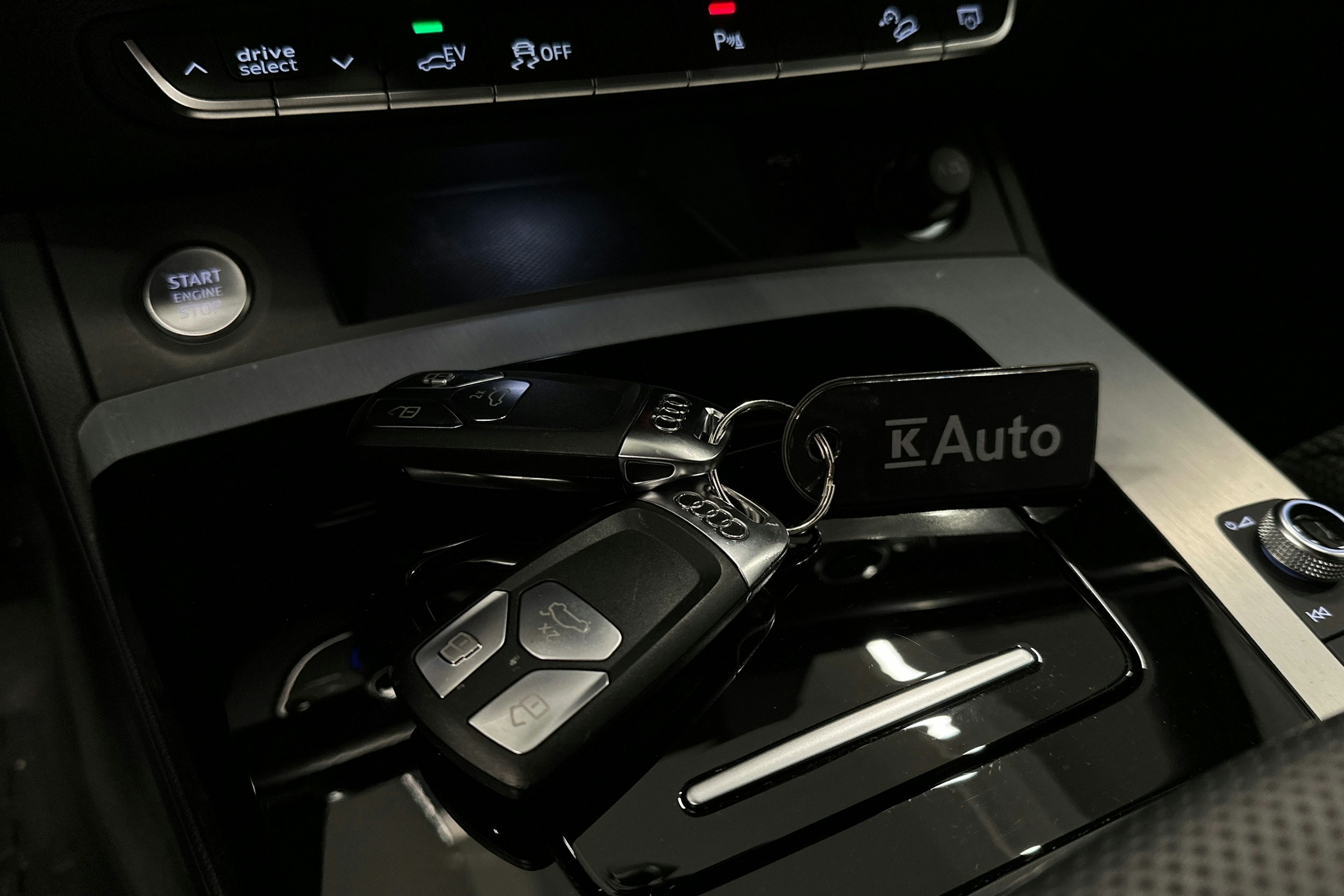 valkoinen Audi Q5 2023 kuva 33.