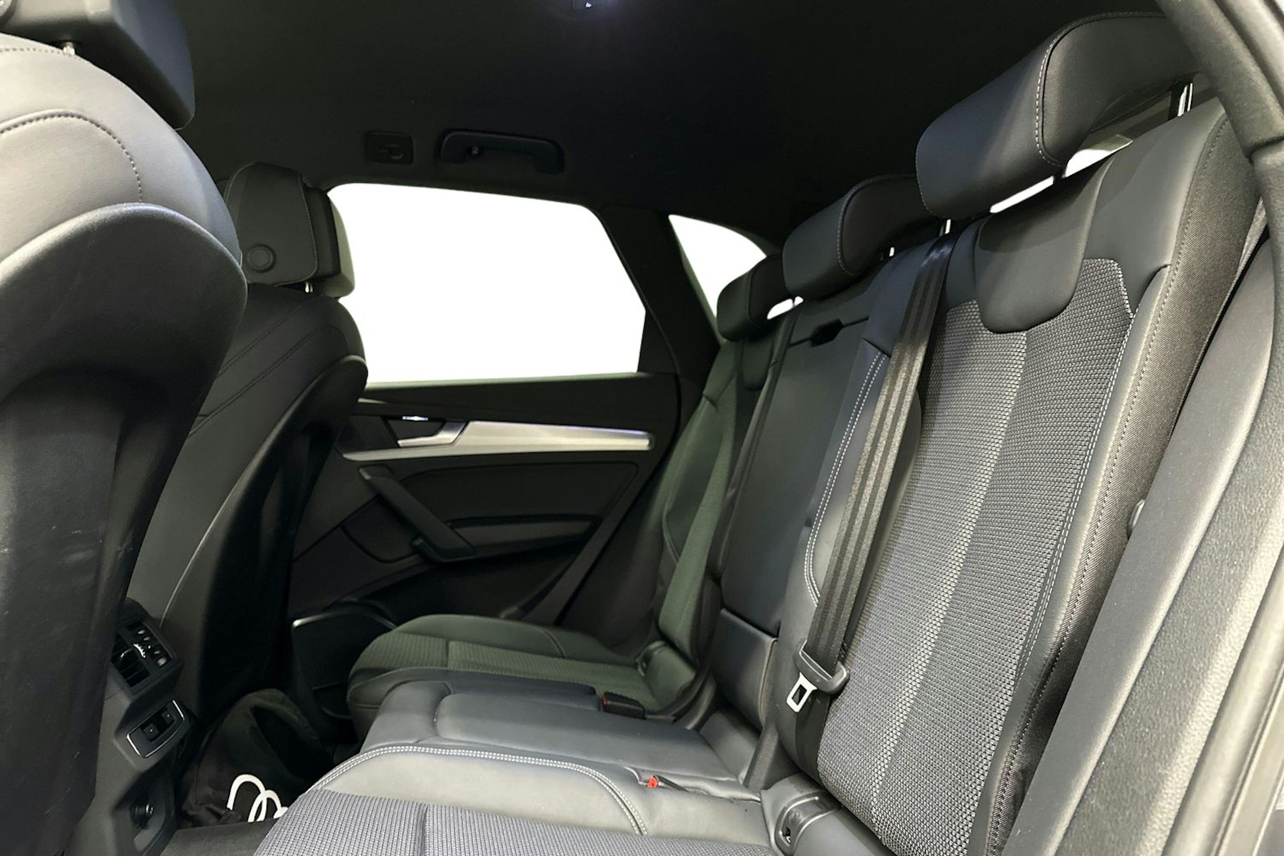 harmaa Audi Q5 2023 kuva 10.