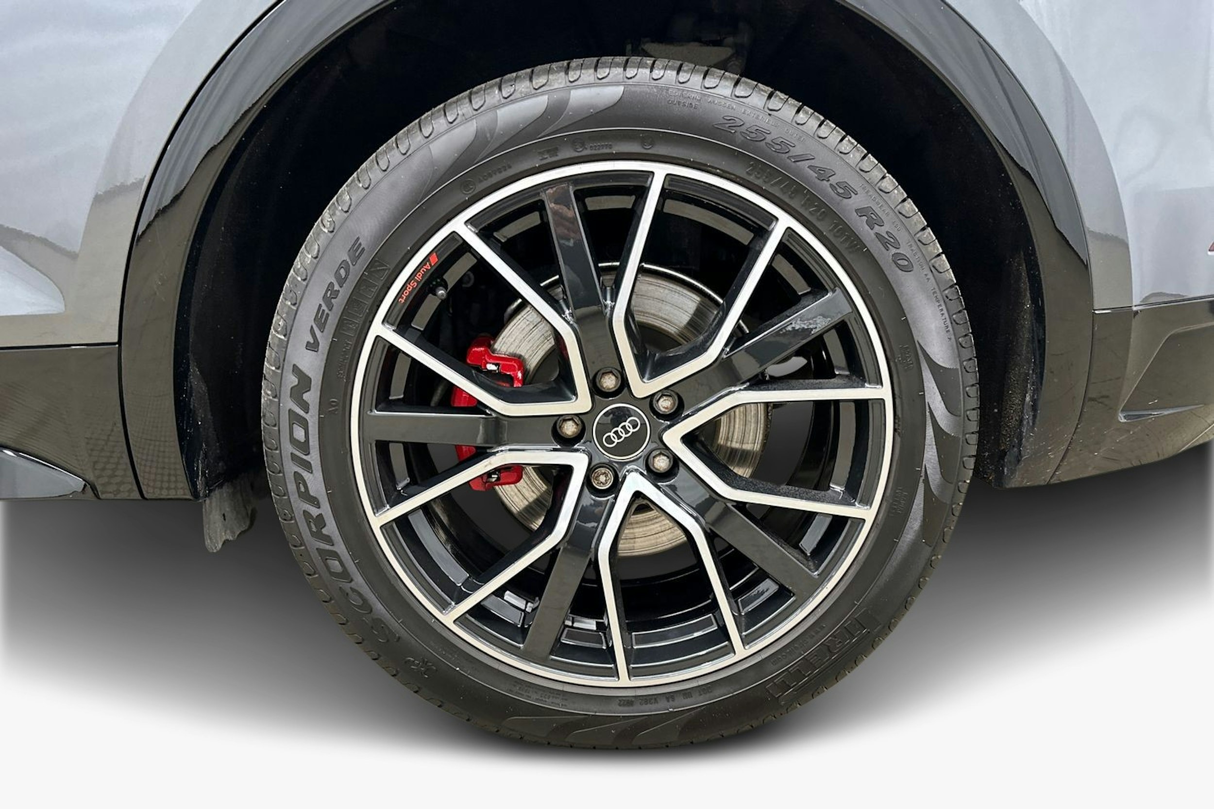 harmaa Audi Q5 2023 kuva 11.