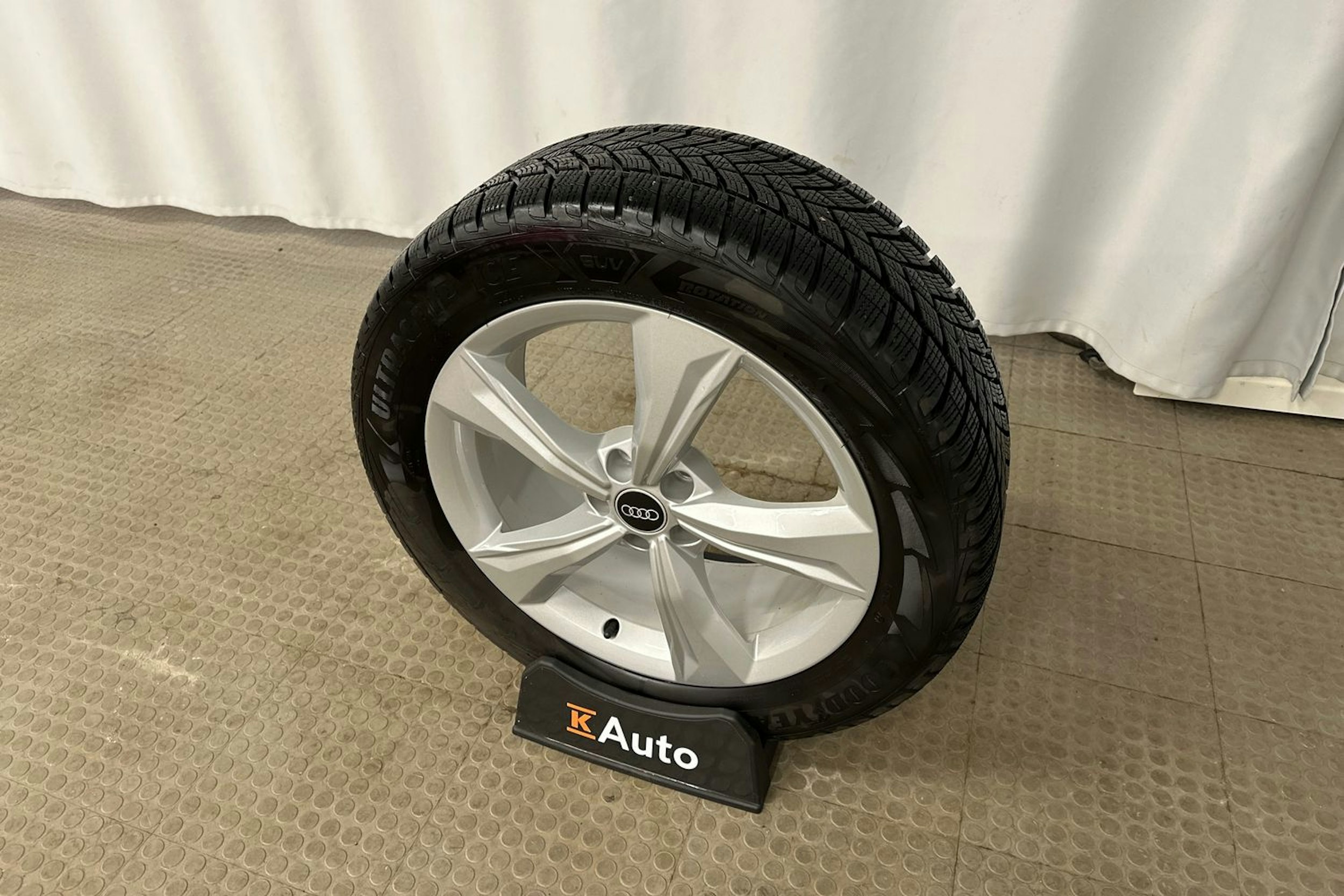harmaa Audi Q5 2023 kuva 12.