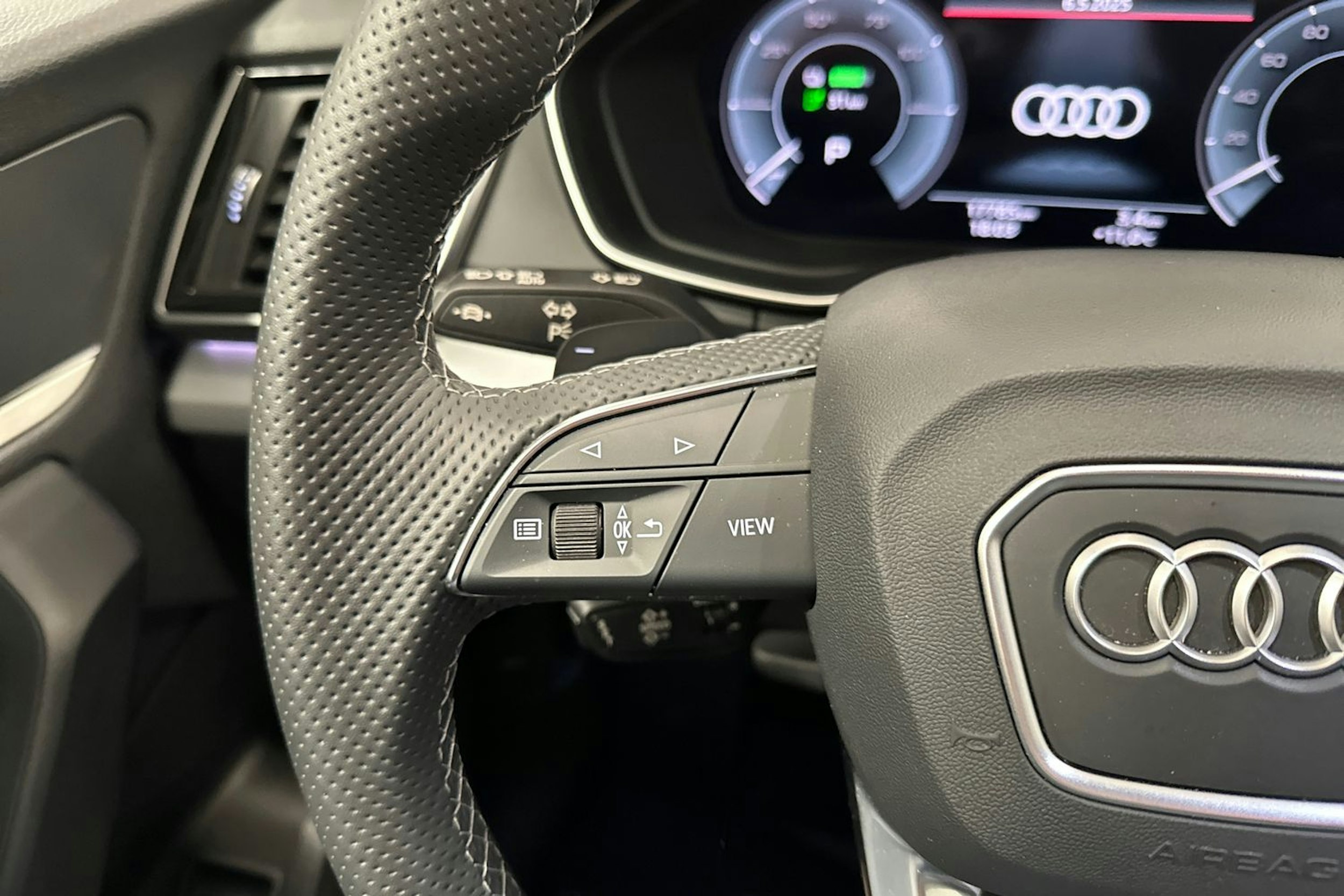 harmaa Audi Q5 2023 kuva 13.