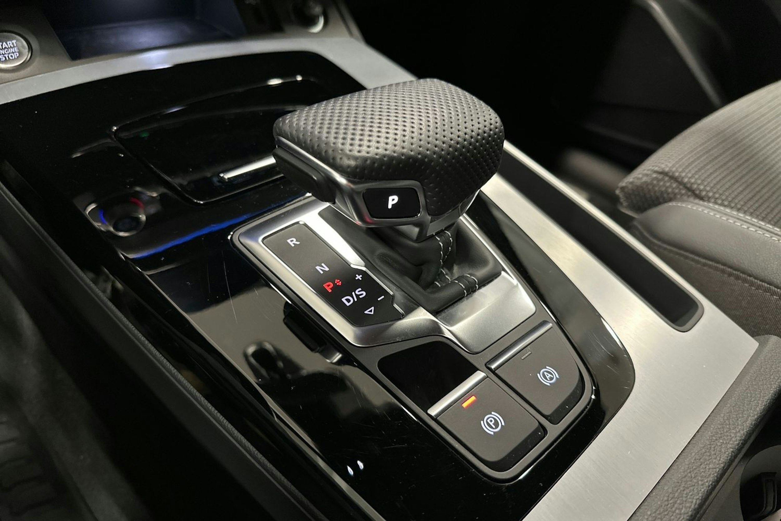 harmaa Audi Q5 2023 kuva 26.
